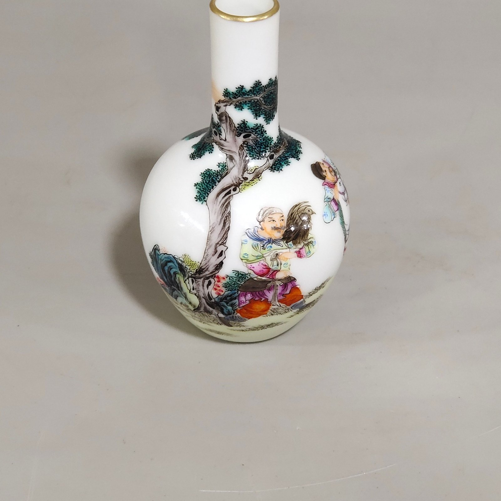 Qing Dynasty Yongzheng A small celestial sphere vase with stories