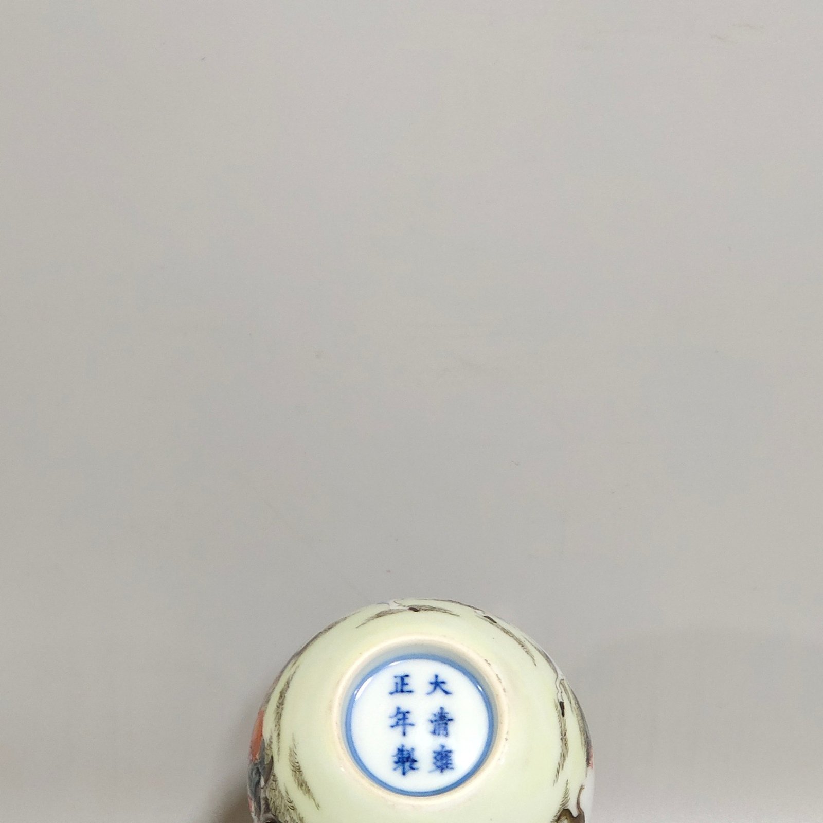 Qing Dynasty Yongzheng A small celestial sphere vase with stories