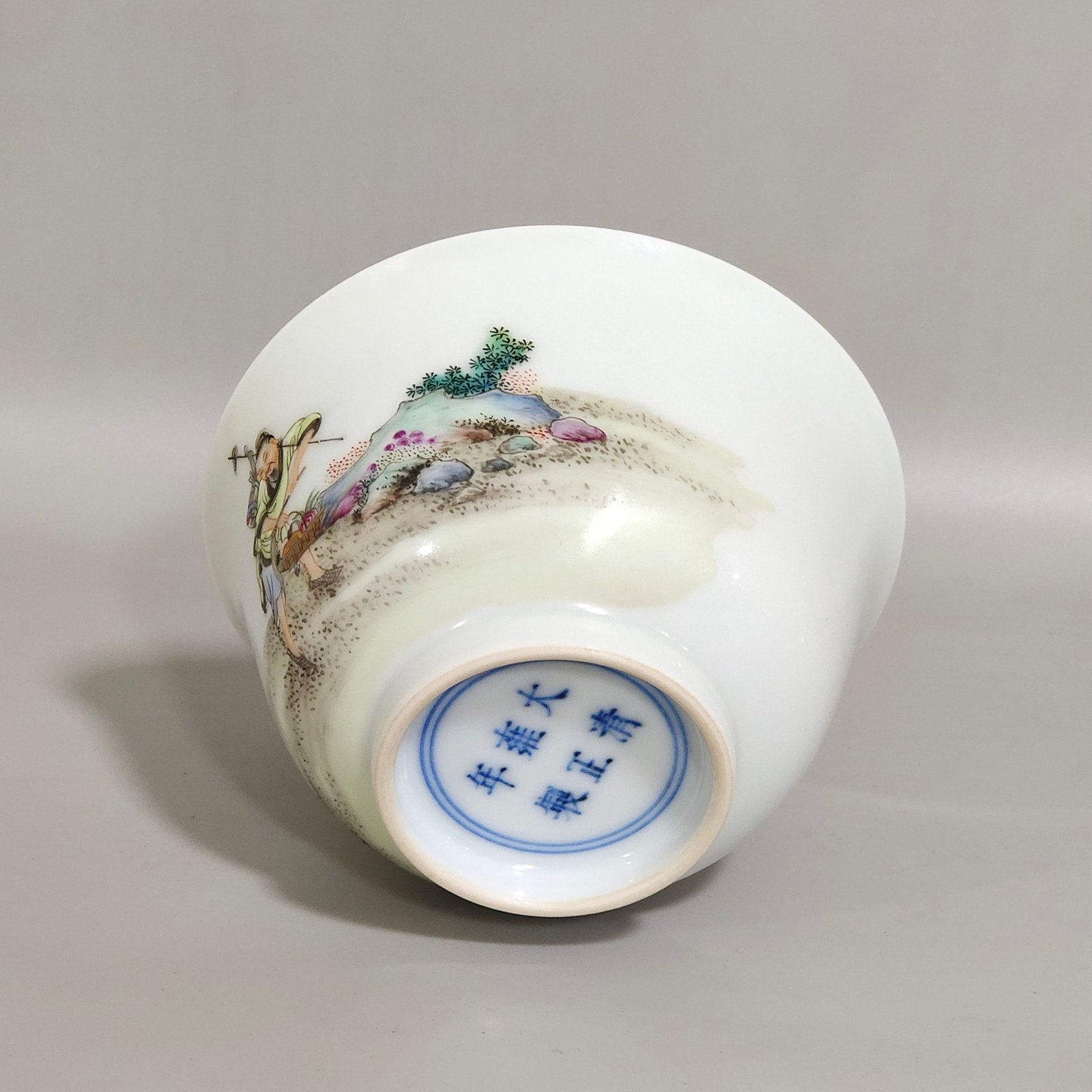 Qing Dynasty Yongzheng figure painted peach cup inside