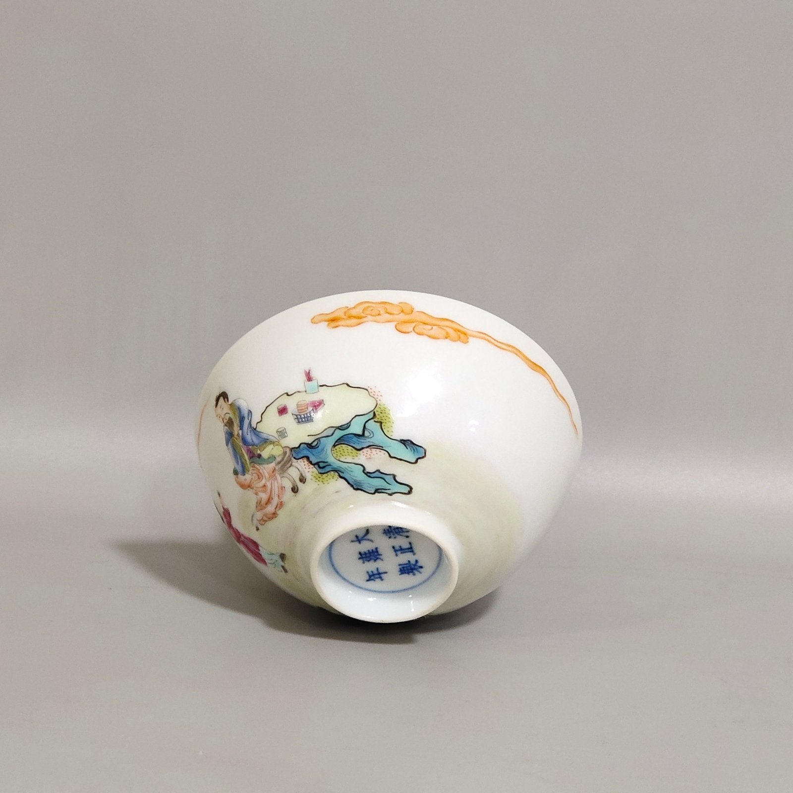 Qing Dynasty Yongzheng characters painted with tea balls