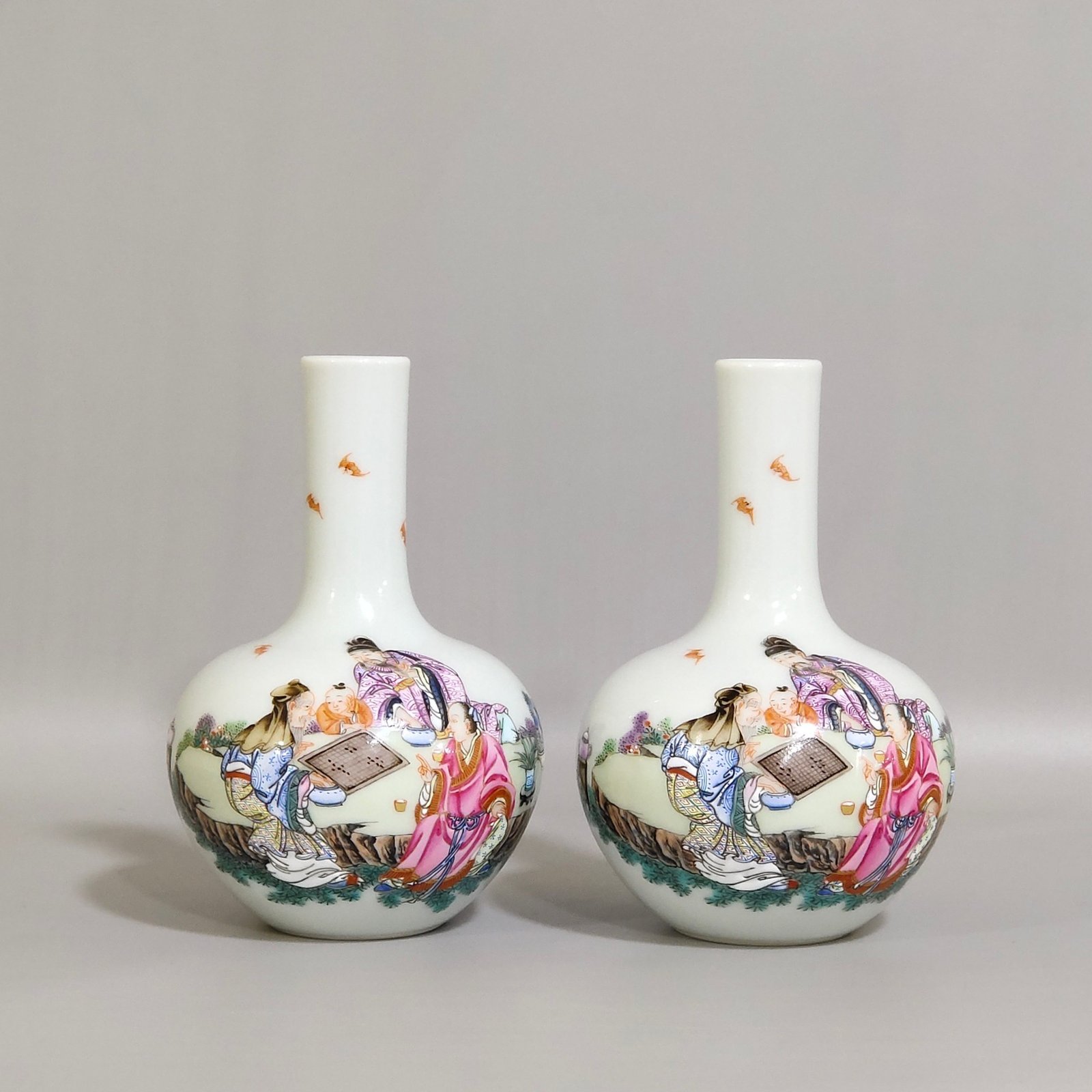 Qing Dynasty Yongzheng Small celestial sphere vase with stories about characters