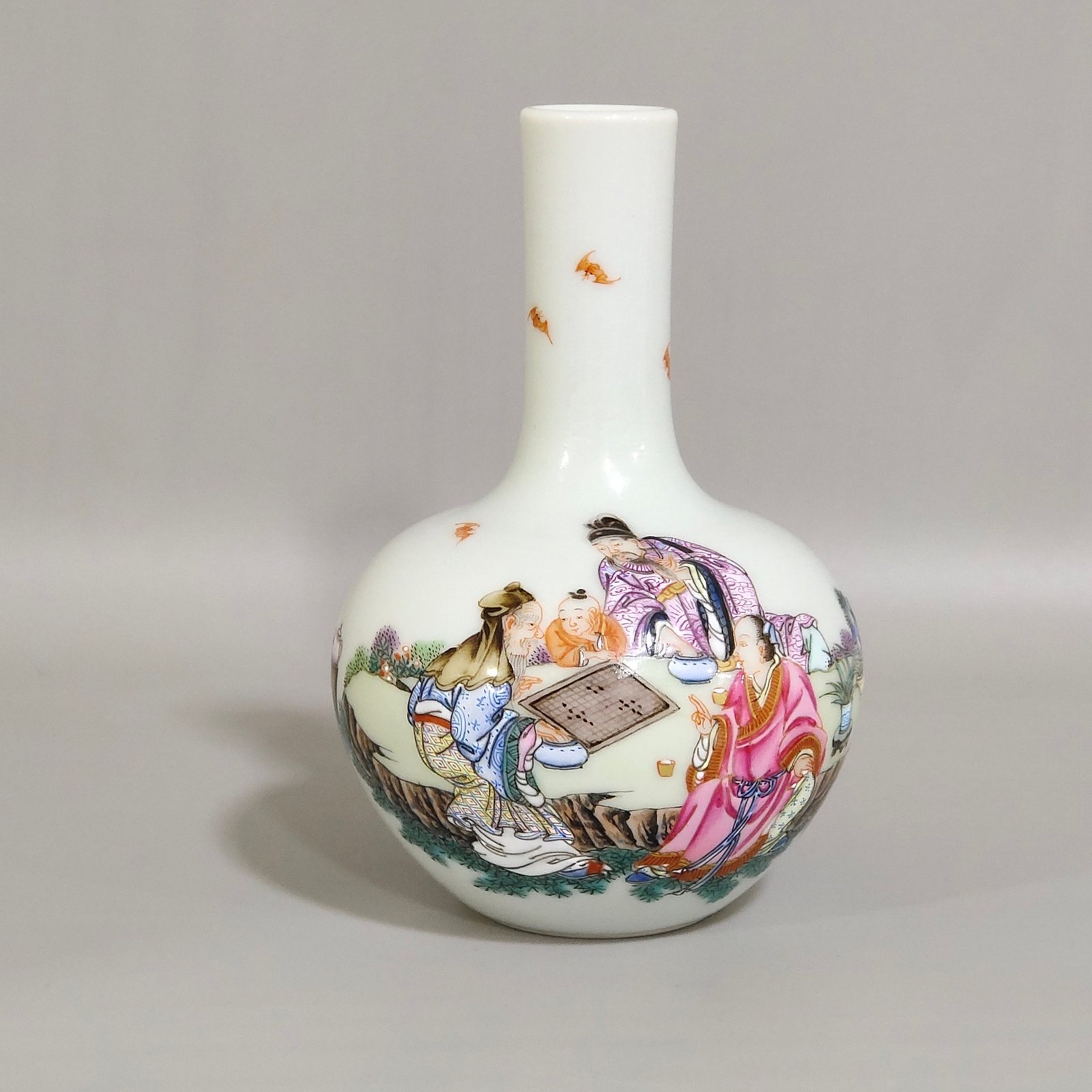 Qing Dynasty Yongzheng Small celestial sphere vase with stories about characters