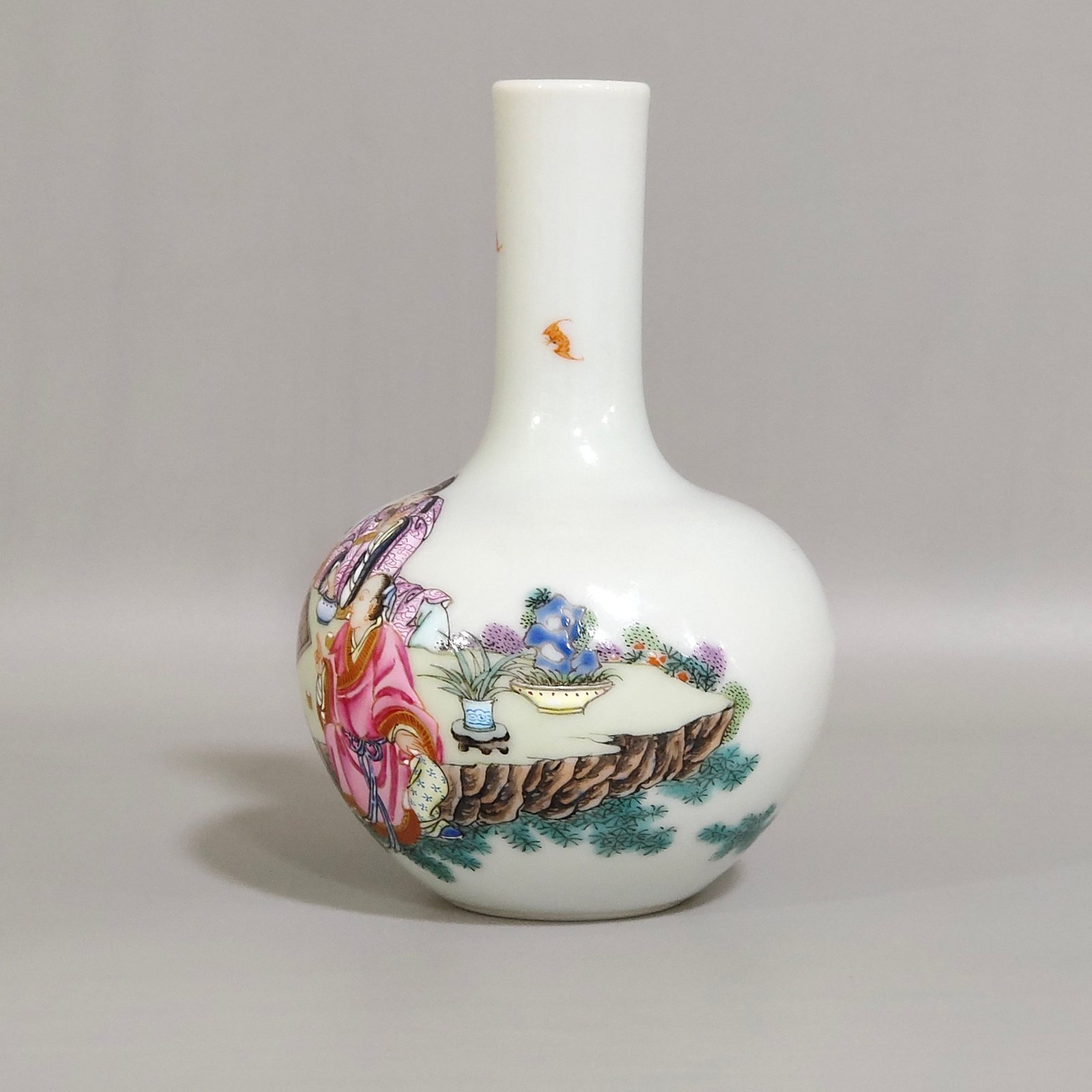 Qing Dynasty Yongzheng Small celestial sphere vase with stories about characters
