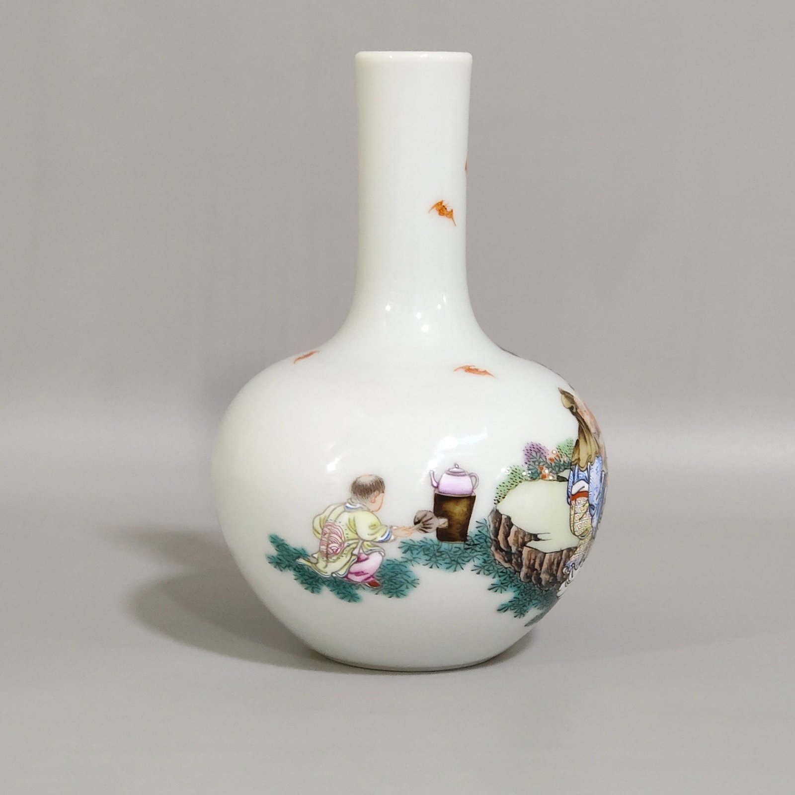 Qing Dynasty Yongzheng Small celestial sphere vase with stories about characters