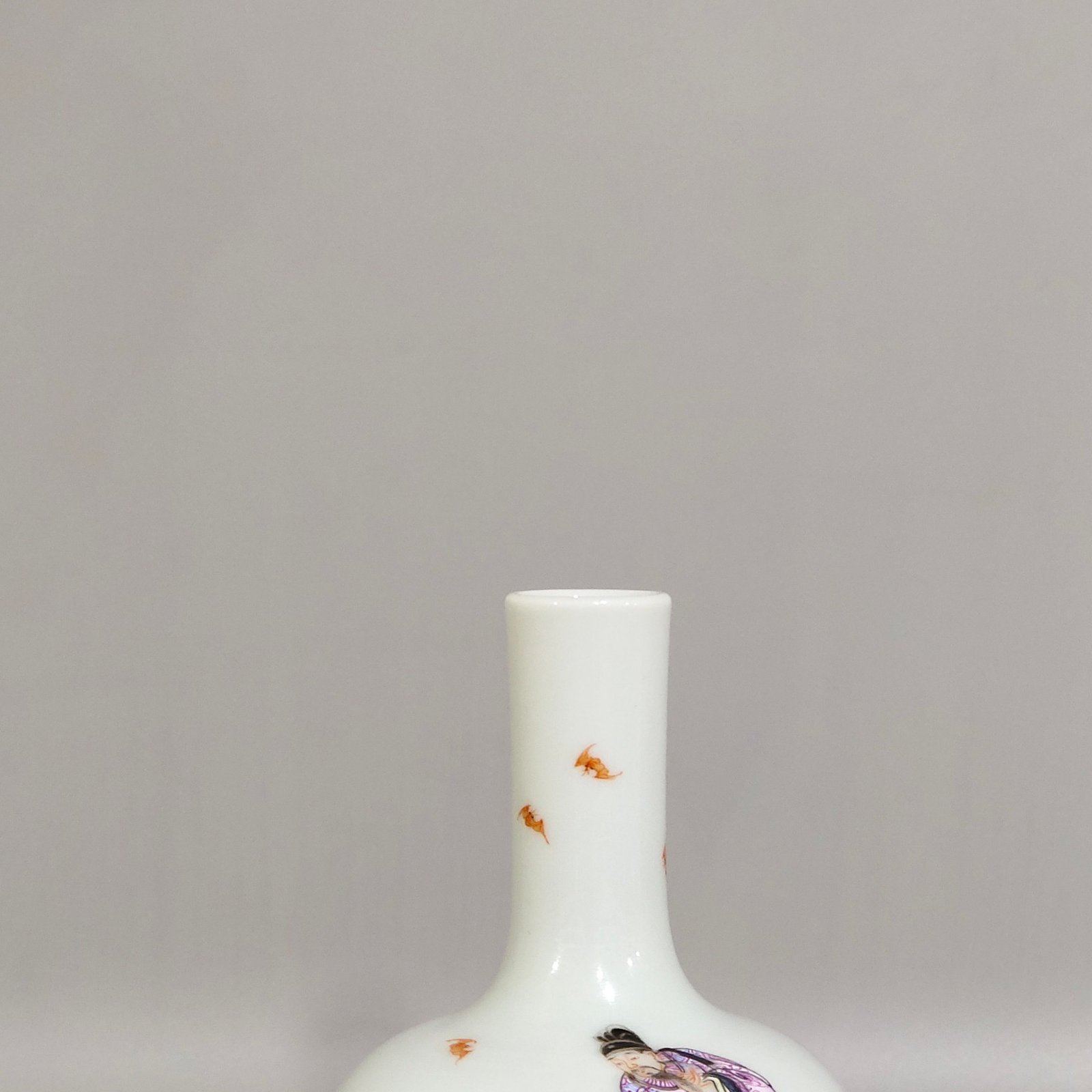Qing Dynasty Yongzheng Small celestial sphere vase with stories about characters