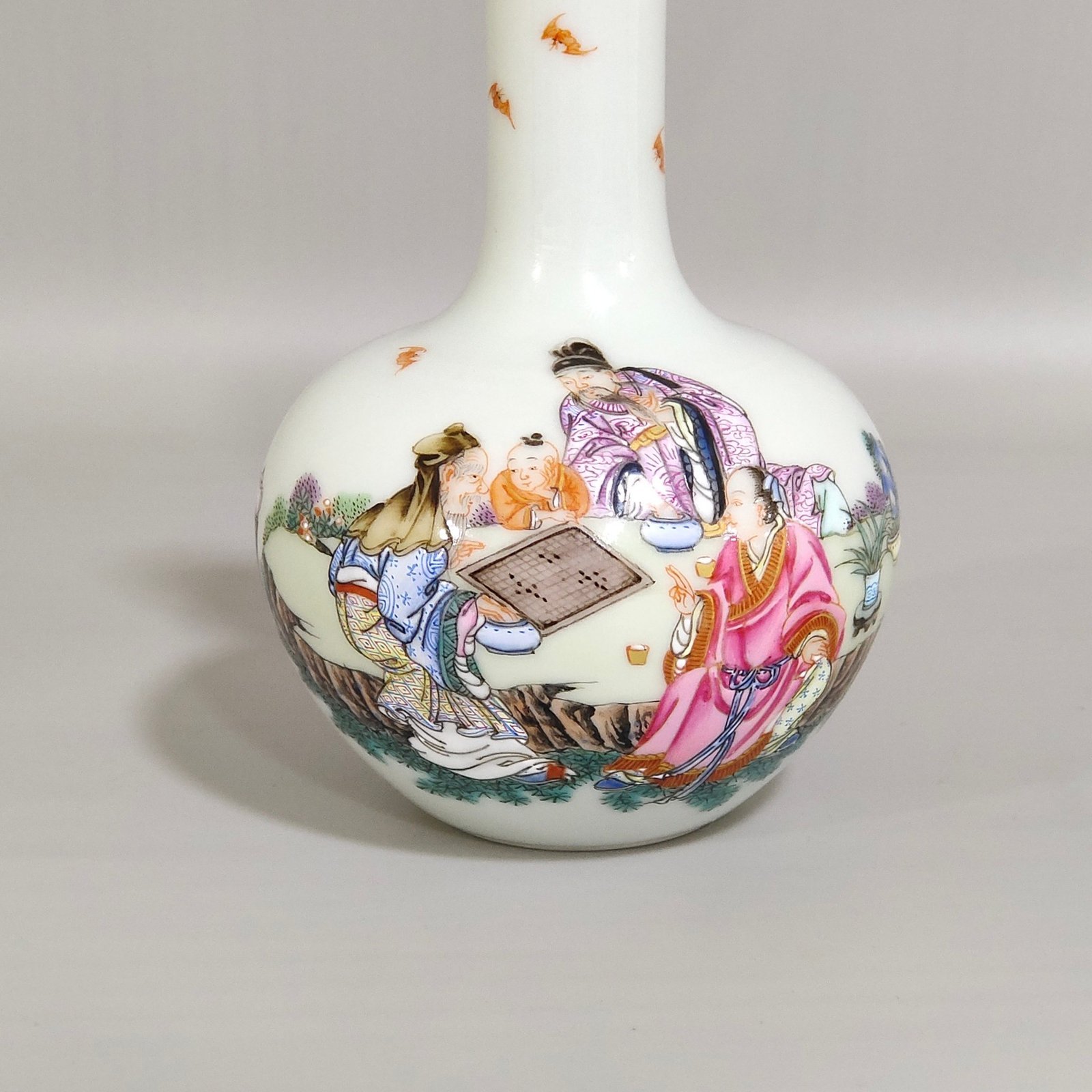 Qing Dynasty Yongzheng Small celestial sphere vase with stories about characters