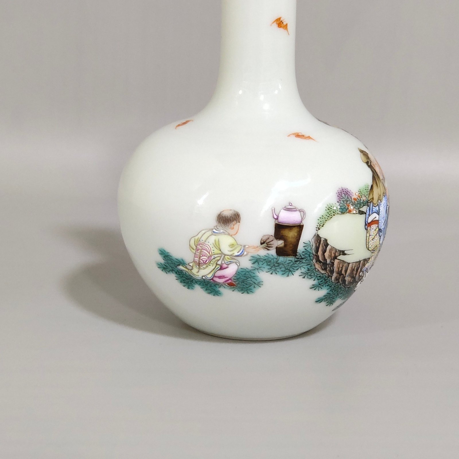 Qing Dynasty Yongzheng Small celestial sphere vase with stories about characters