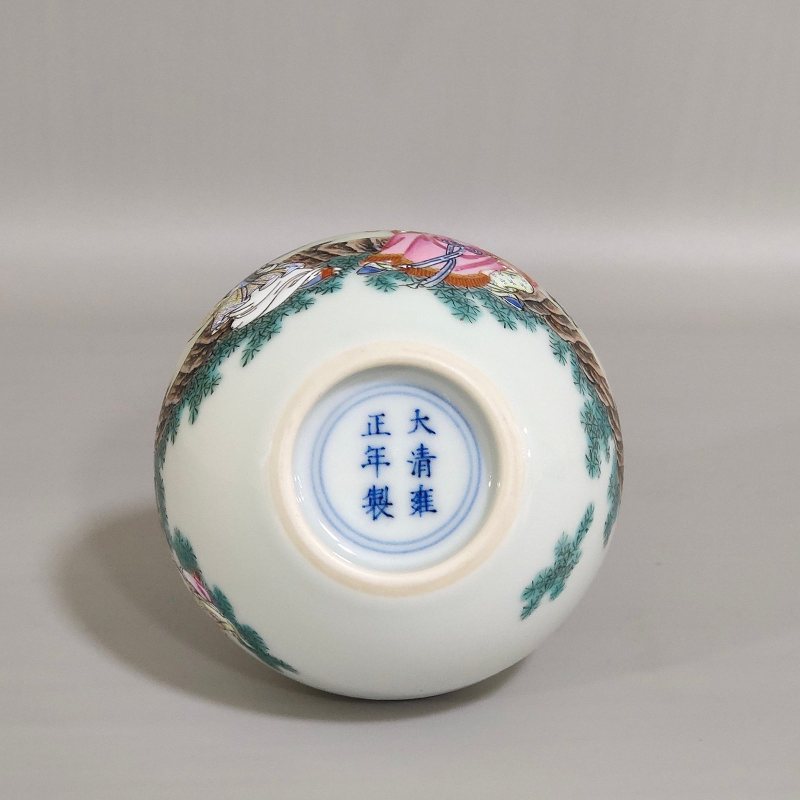 Qing Dynasty Yongzheng Small celestial sphere vase with stories about characters