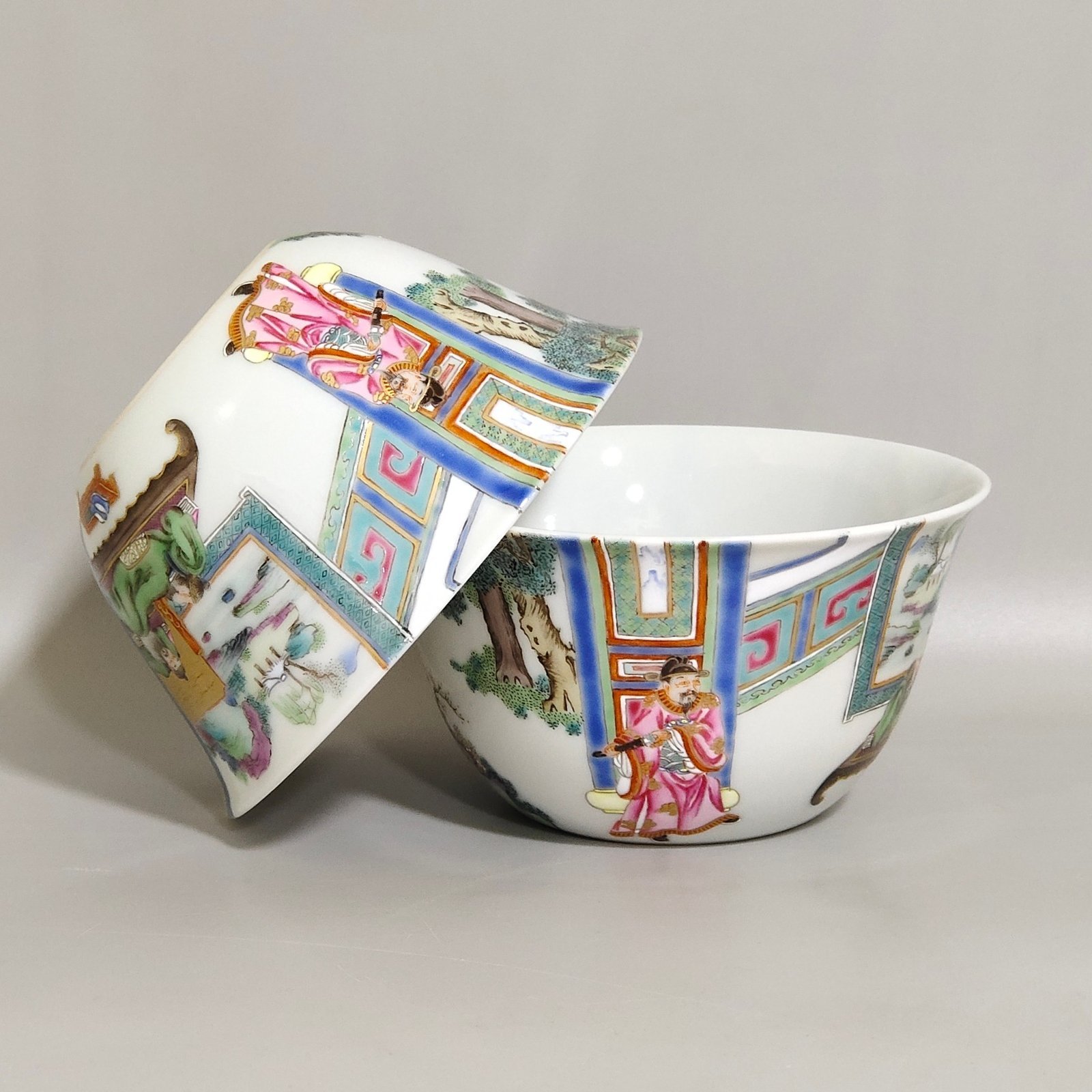 Qing Dynasty Yongzheng A small bowl with stories about characters