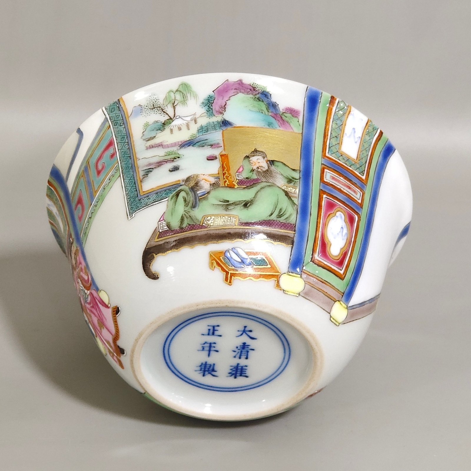 Qing Dynasty Yongzheng A small bowl with stories about characters