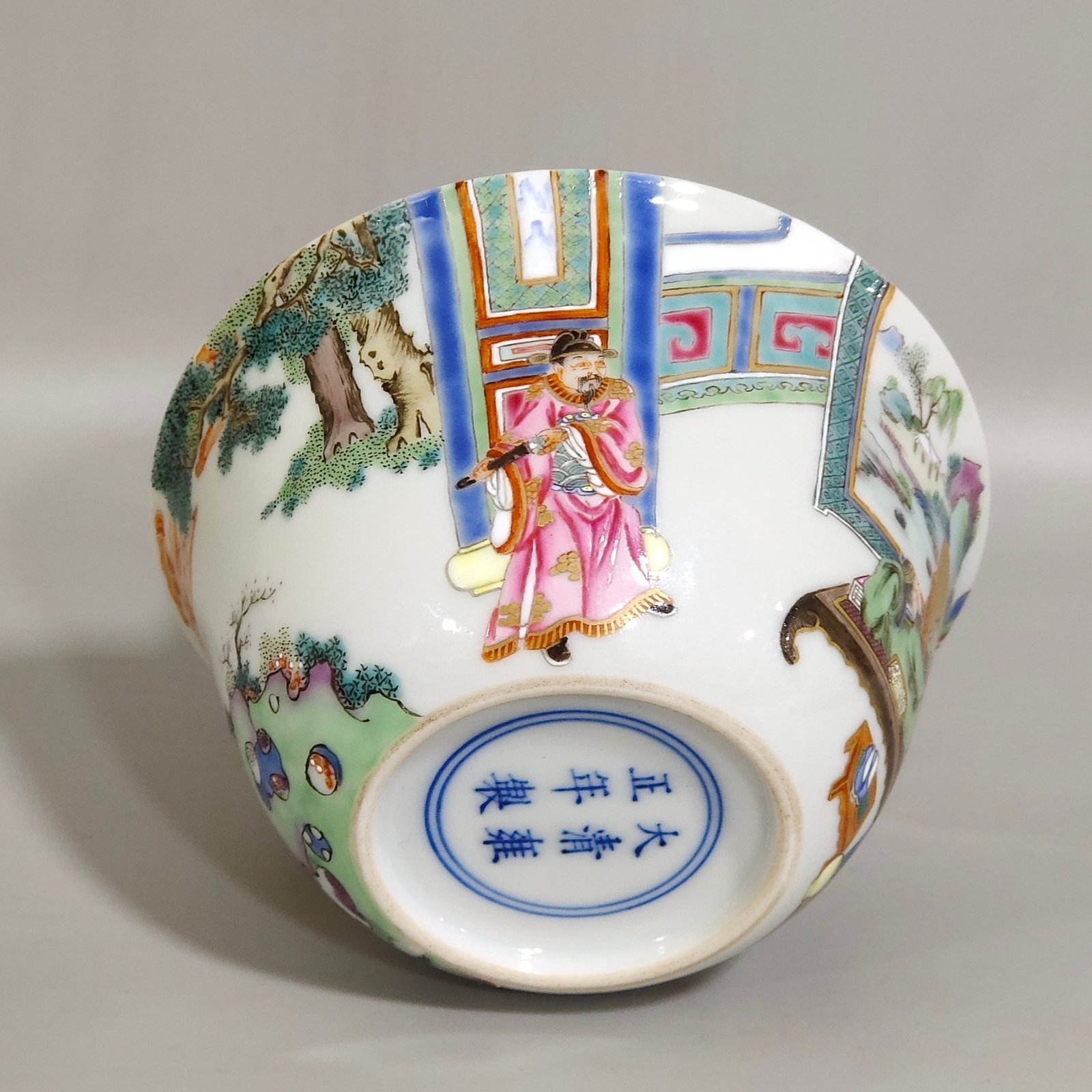 Qing Dynasty Yongzheng A small bowl with stories about characters