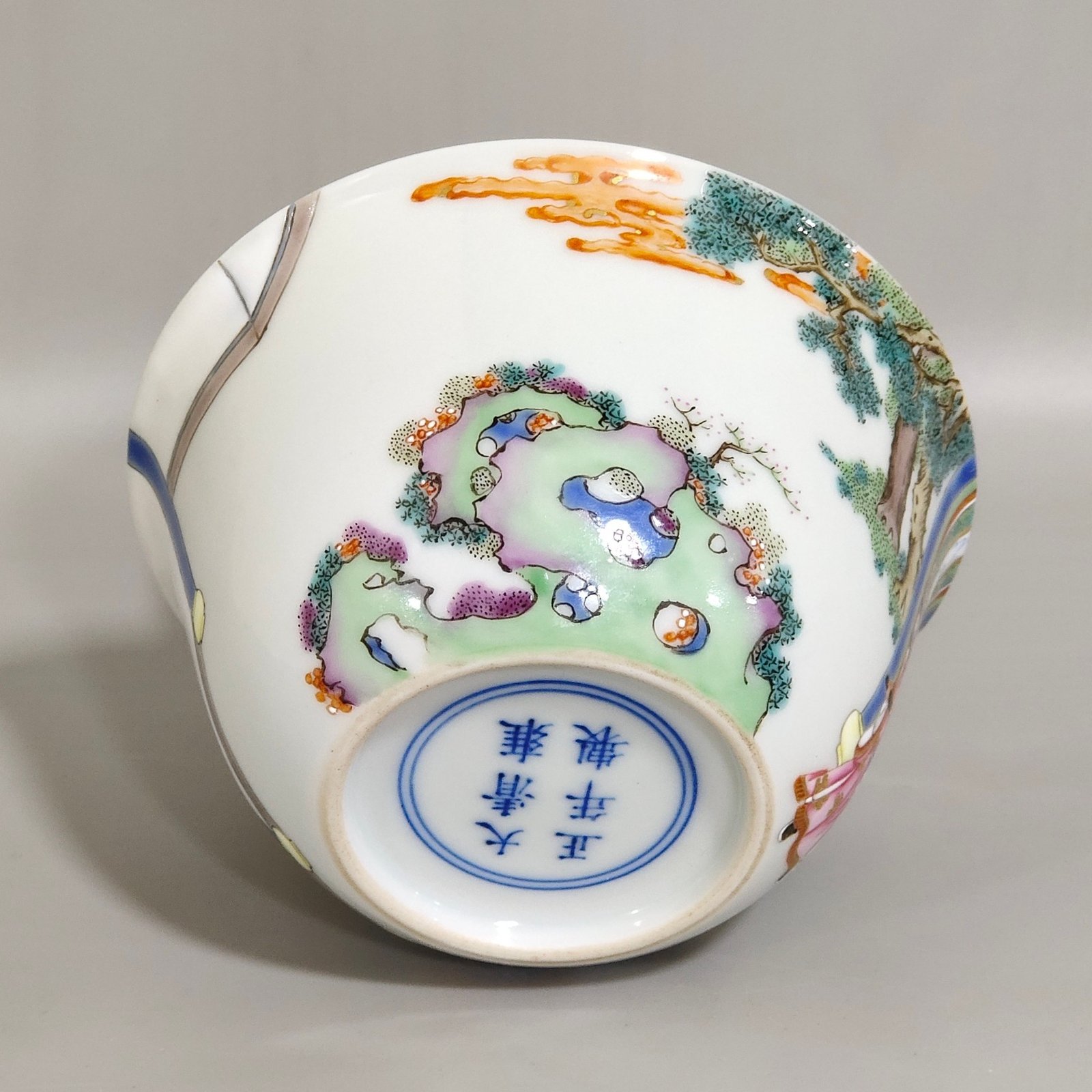 Qing Dynasty Yongzheng A small bowl with stories about characters