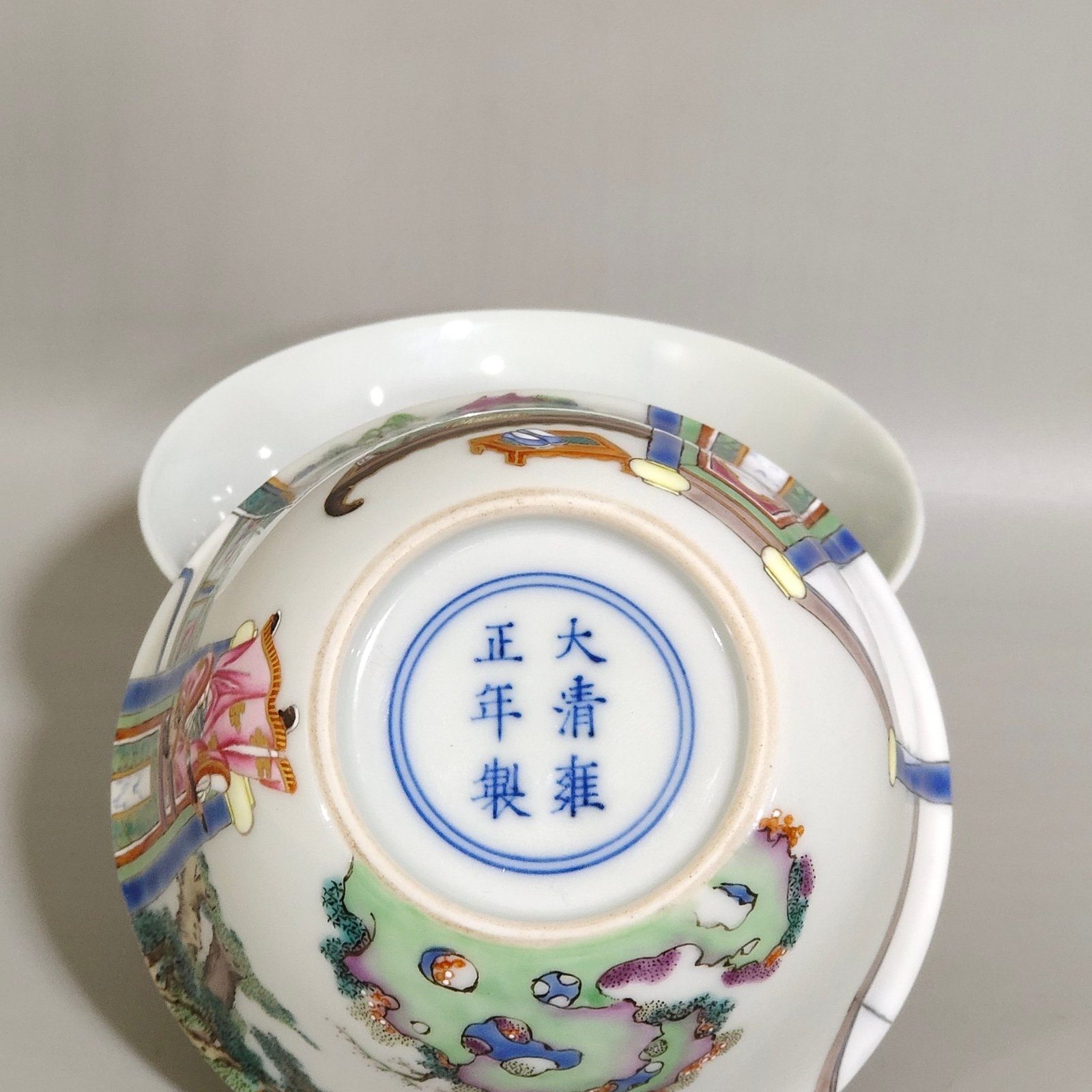 Qing Dynasty Yongzheng A small bowl with stories about characters