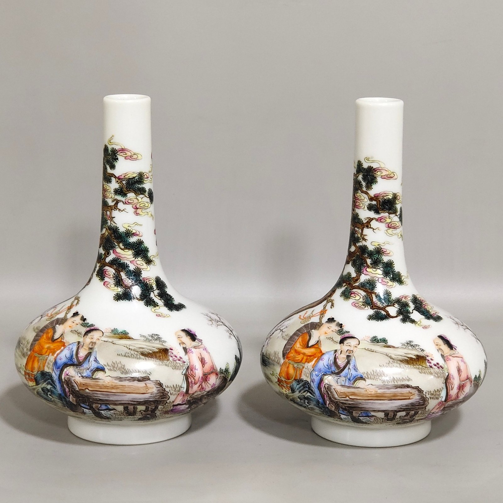 Qing Dynasty Yongzheng Flat-bellied vase with stories about characters