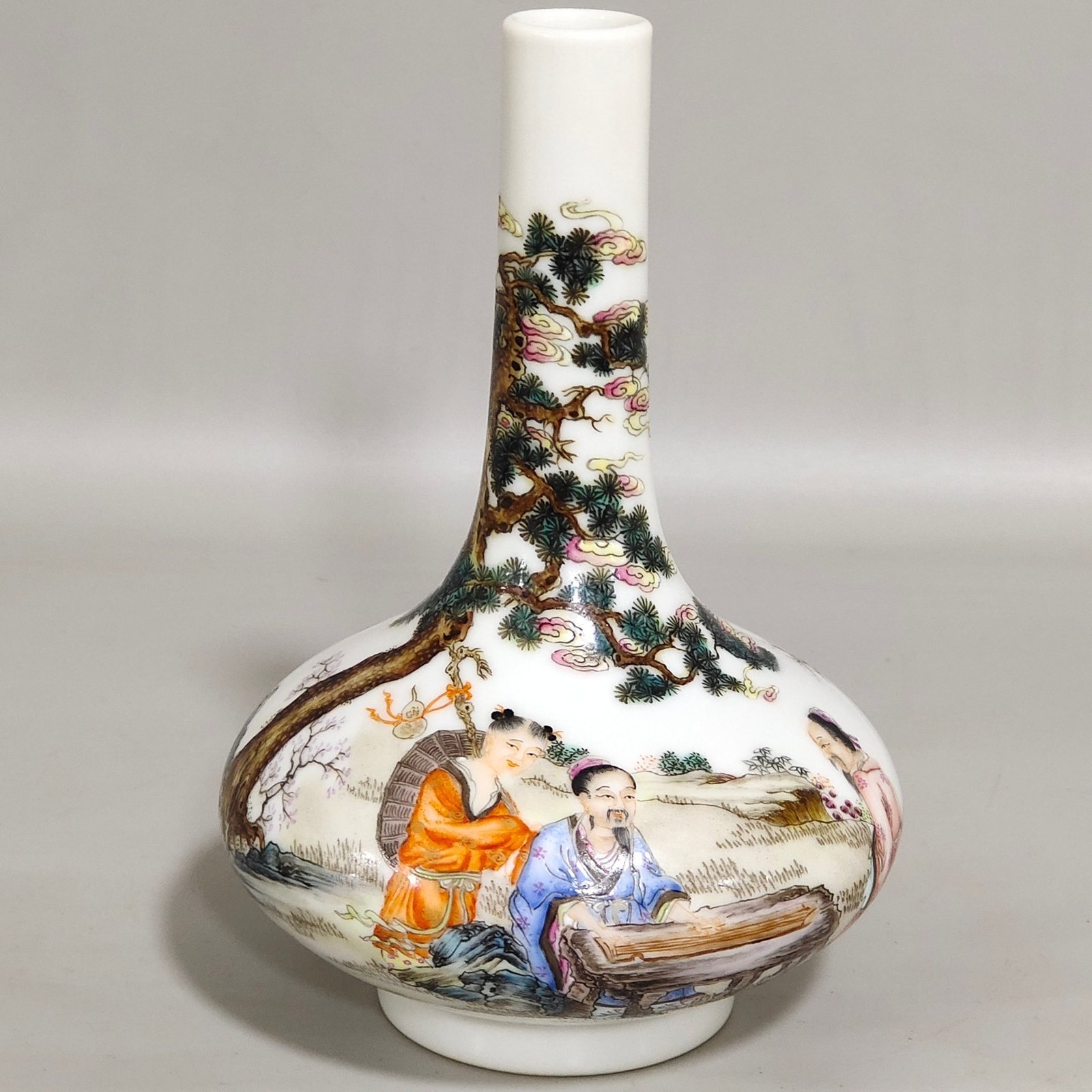Qing Dynasty Yongzheng Flat-bellied vase with stories about characters