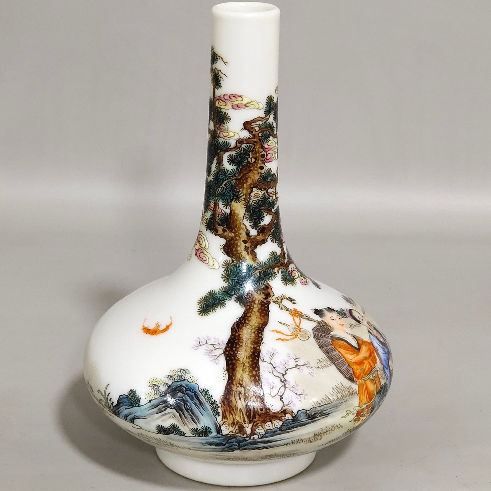 Qing Dynasty Yongzheng Flat-bellied vase with stories about characters