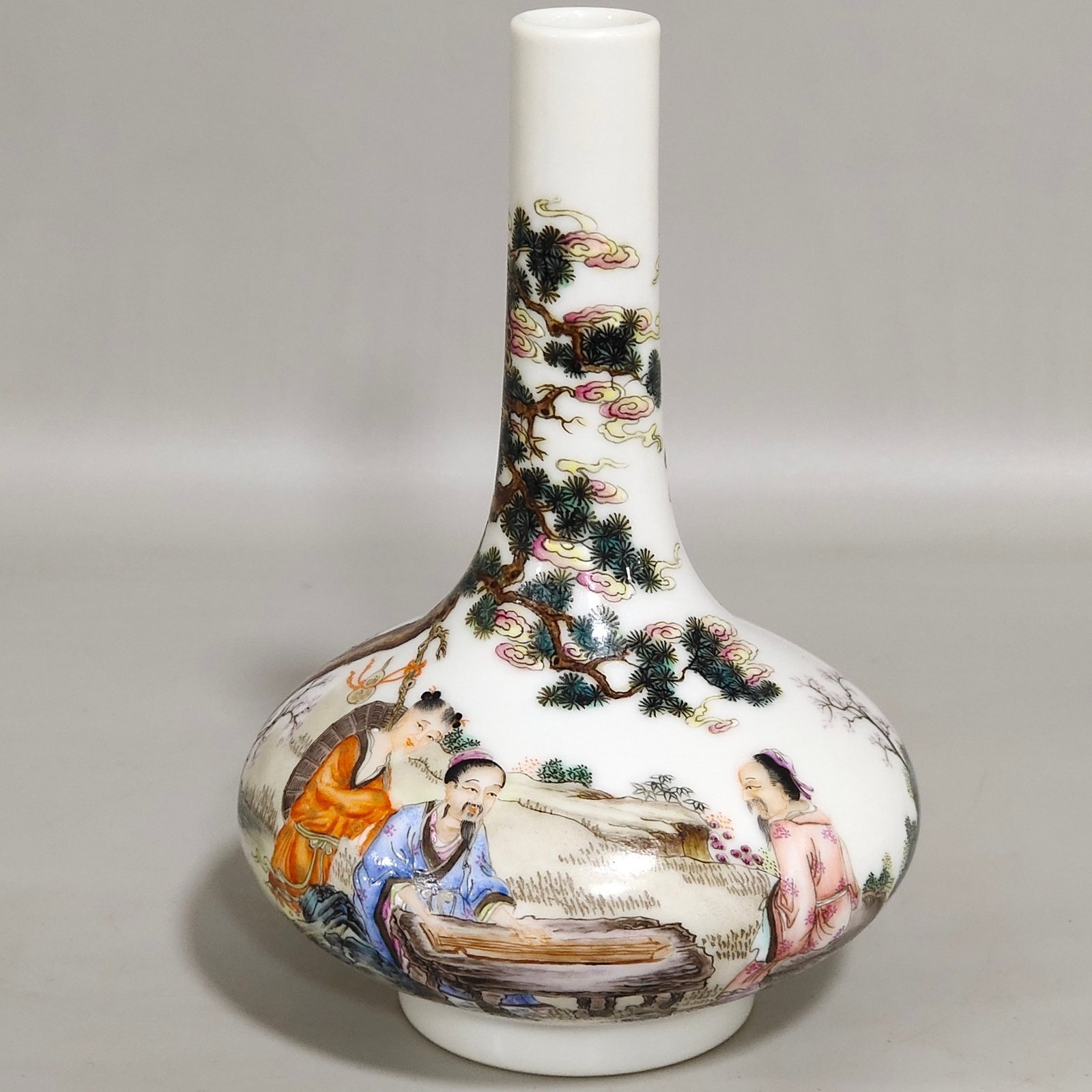Qing Dynasty Yongzheng Flat-bellied vase with stories about characters