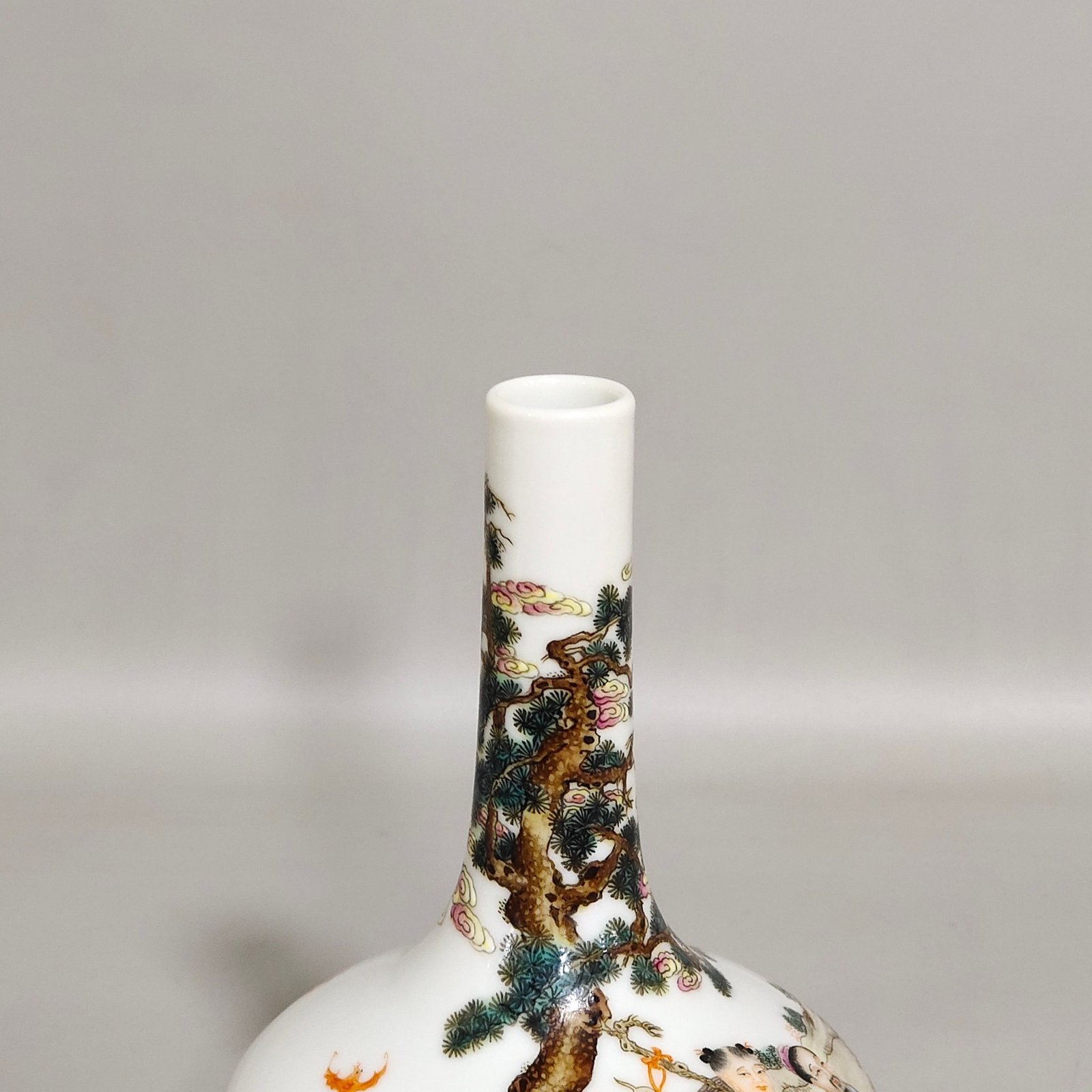 Qing Dynasty Yongzheng Flat-bellied vase with stories about characters
