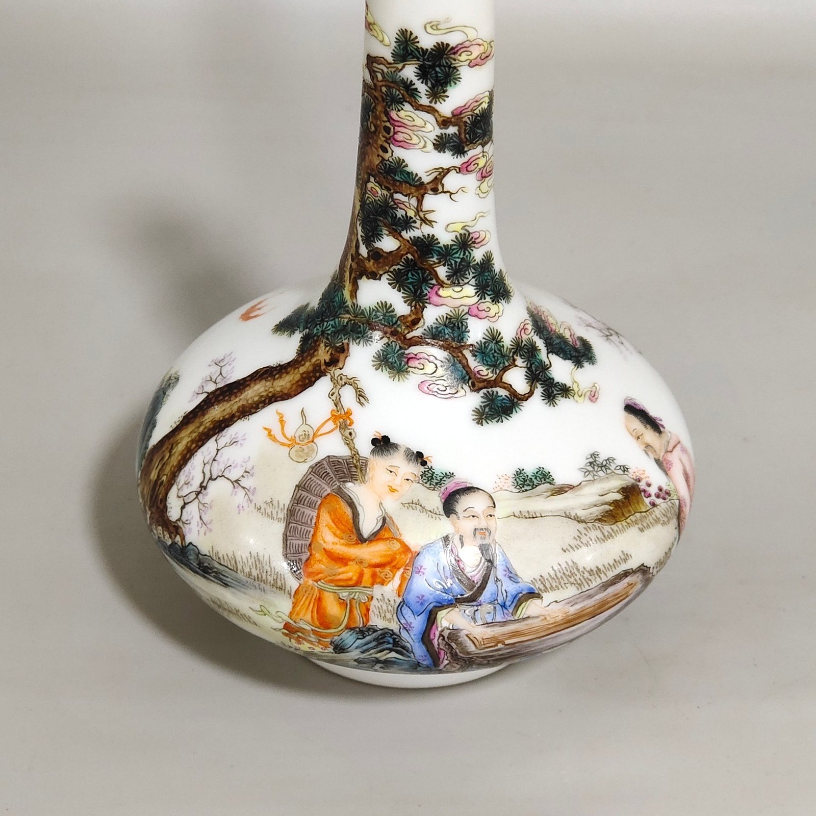 Qing Dynasty Yongzheng Flat-bellied vase with stories about characters