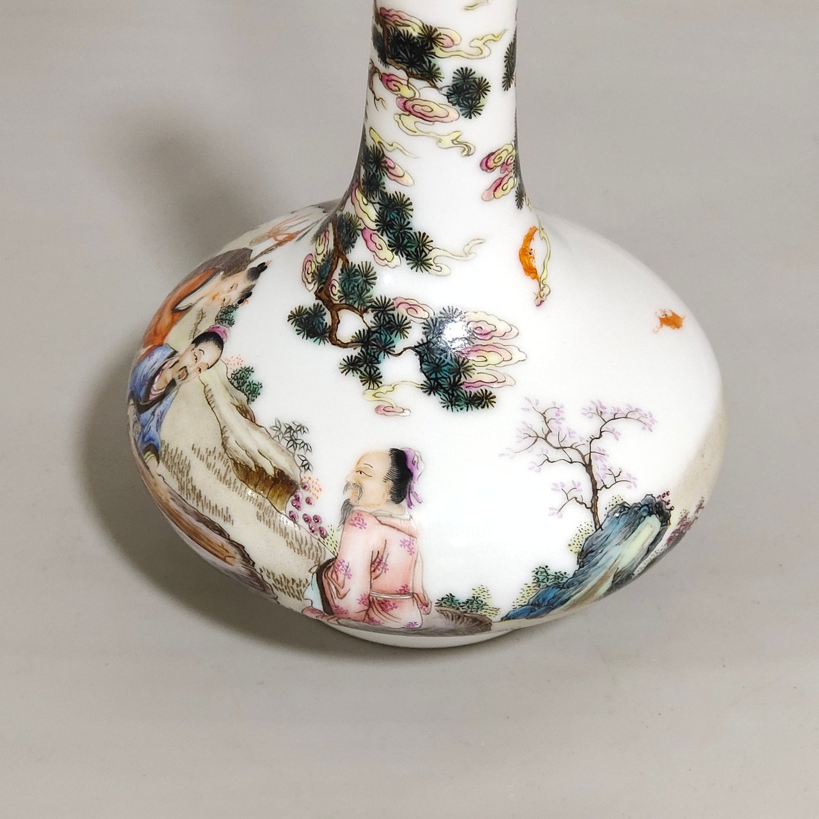 Qing Dynasty Yongzheng Flat-bellied vase with stories about characters