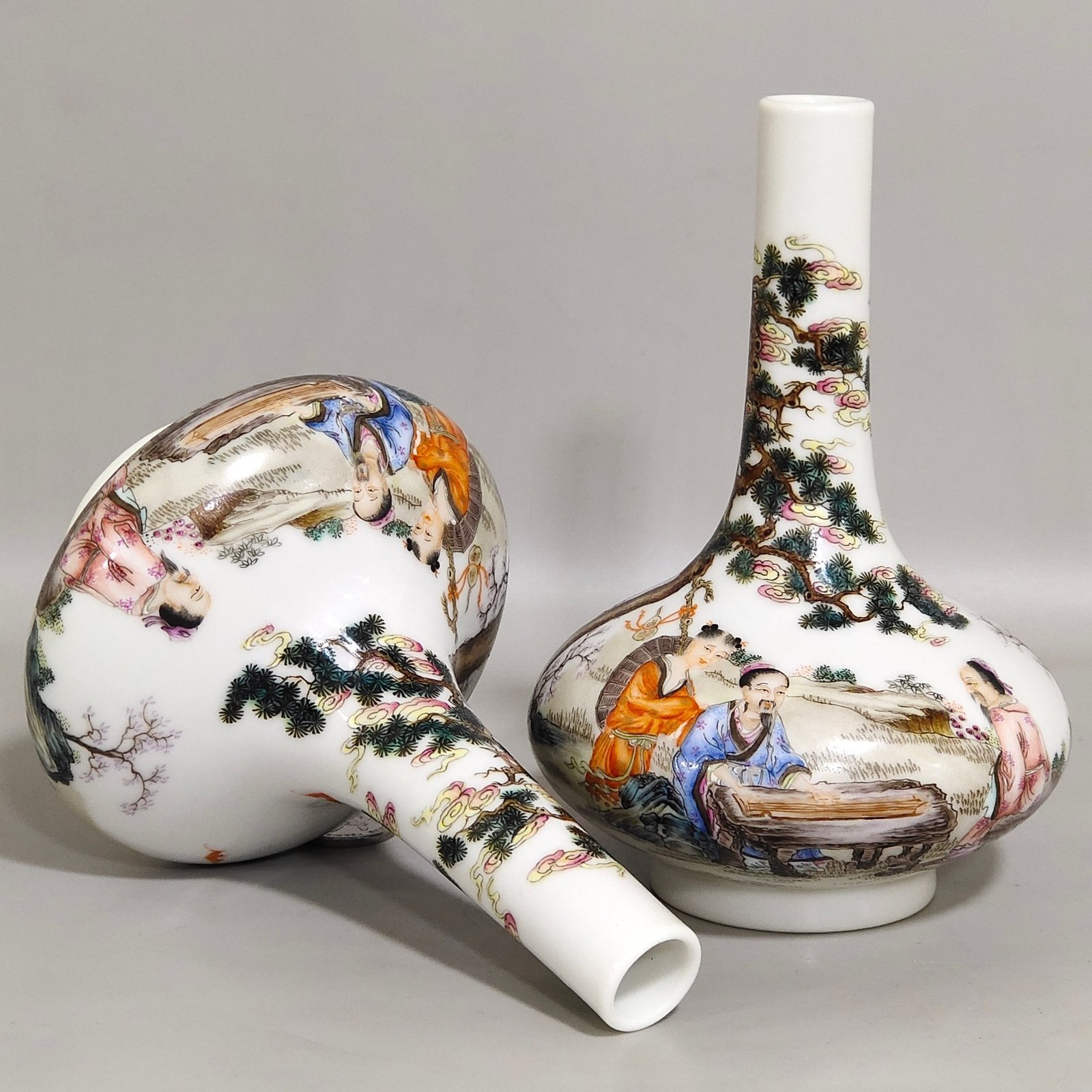 Qing Dynasty Yongzheng Flat-bellied vase with stories about characters