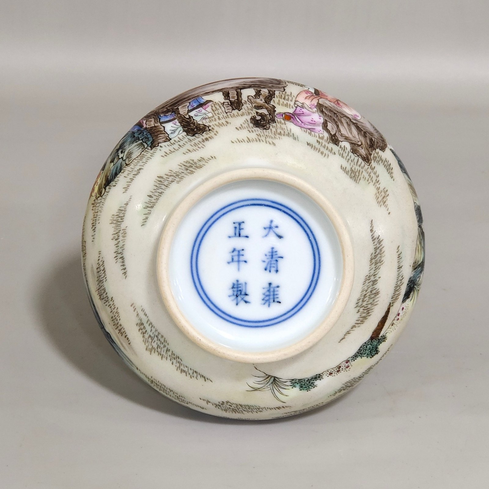 Qing Dynasty Yongzheng Flat-bellied vase with stories about characters