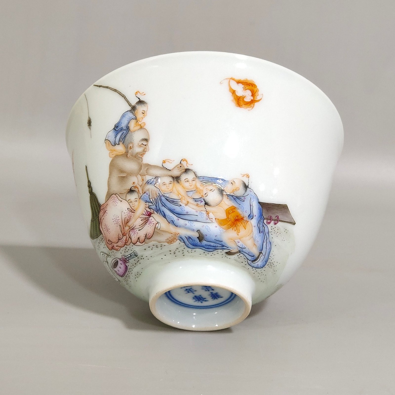 Qing Dynasty Yongzheng character story cup