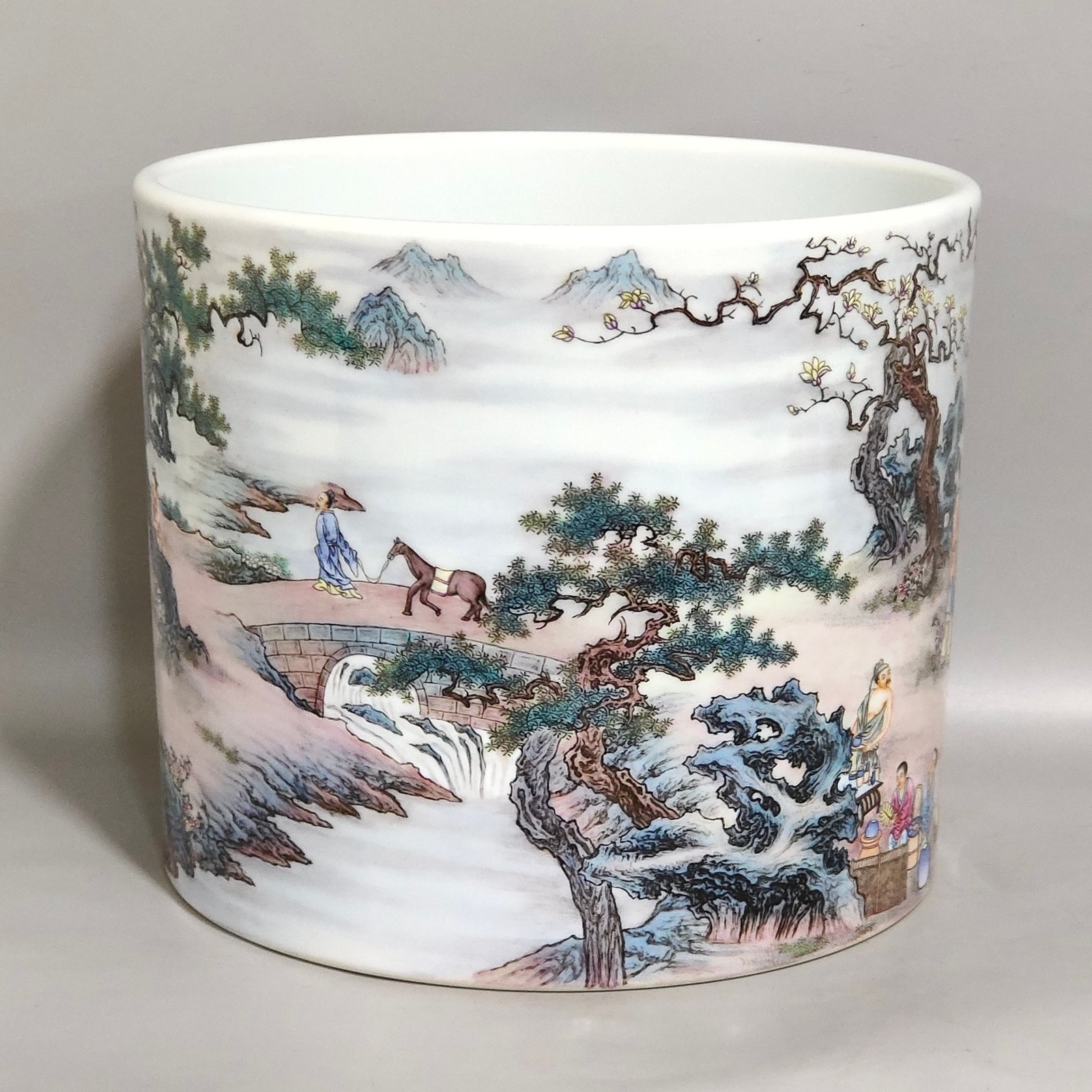 Qing Dynasty Yongzheng characters story Taoyuan Night Banquet pen holder