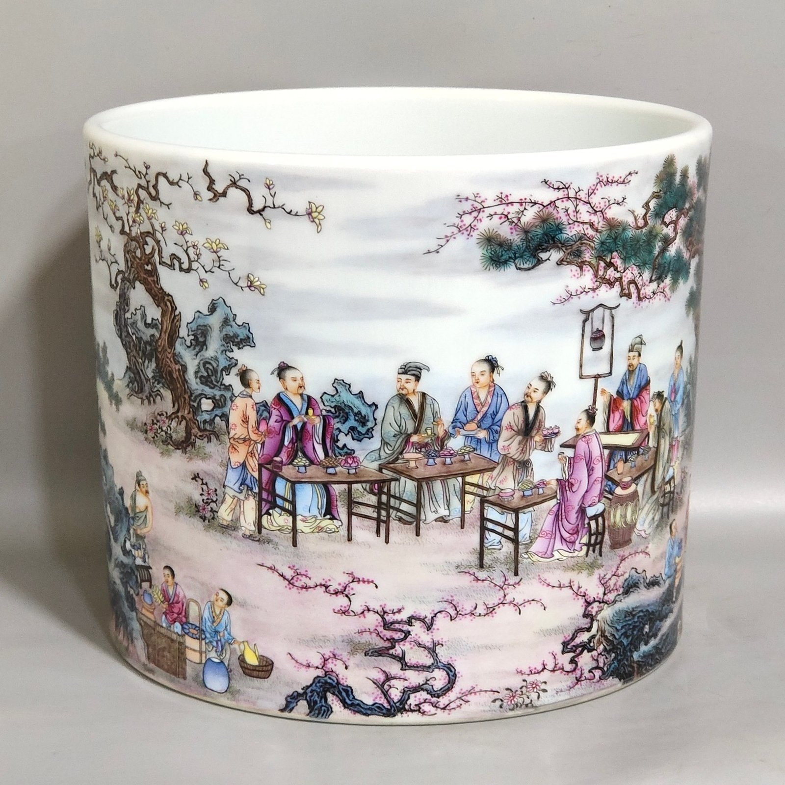 Qing Dynasty Yongzheng characters story Taoyuan Night Banquet pen holder