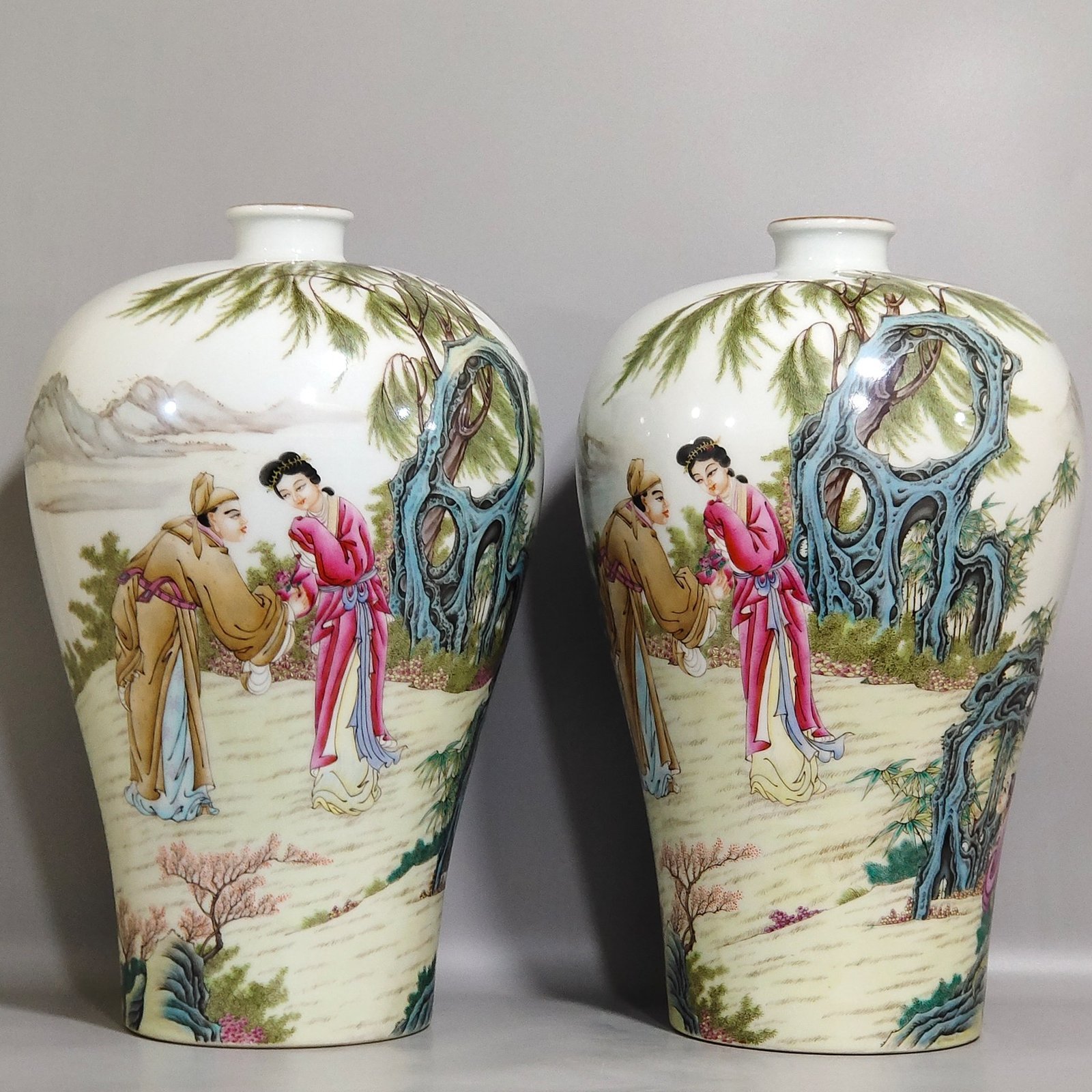 Qing Dynasty Yongzheng character story plum vase