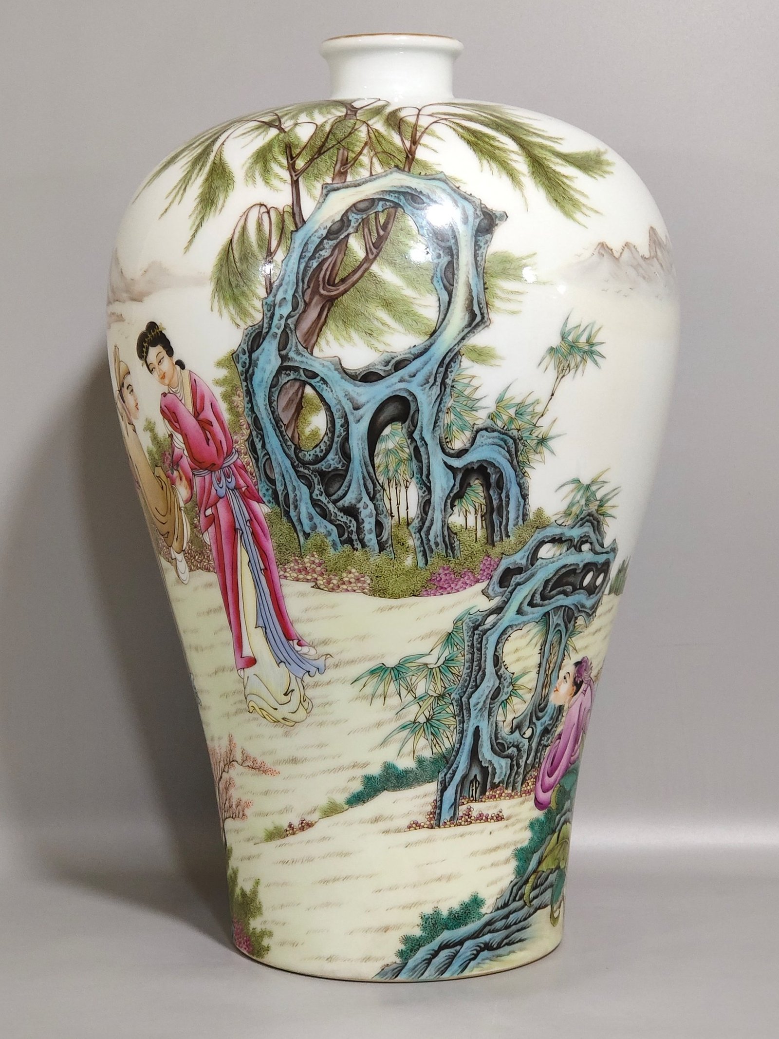 Qing Dynasty Yongzheng character story plum vase