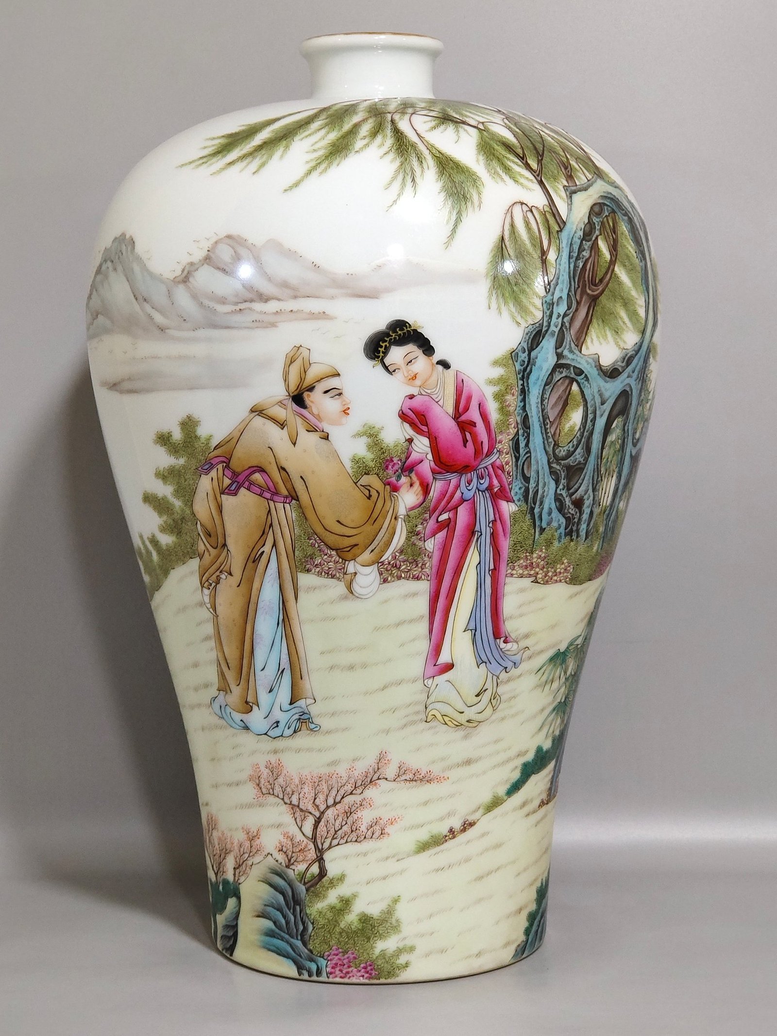 Qing Dynasty Yongzheng character story plum vase