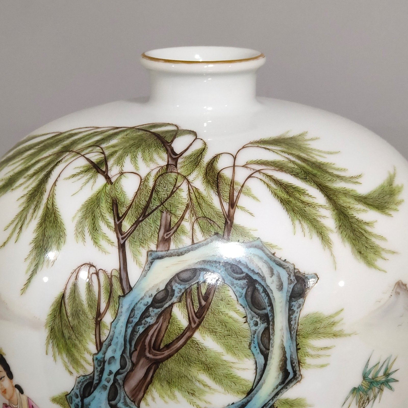 Qing Dynasty Yongzheng character story plum vase