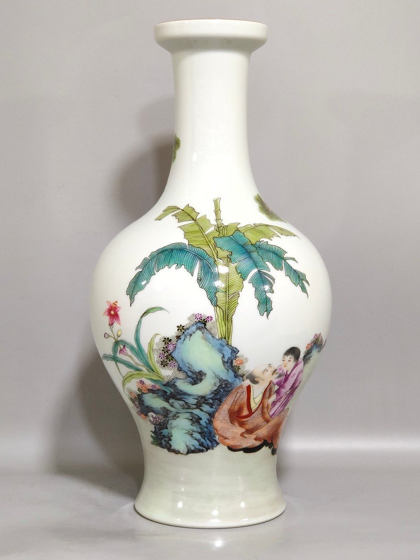 Qing Dynasty Yongzheng Olive vase with stories about characters