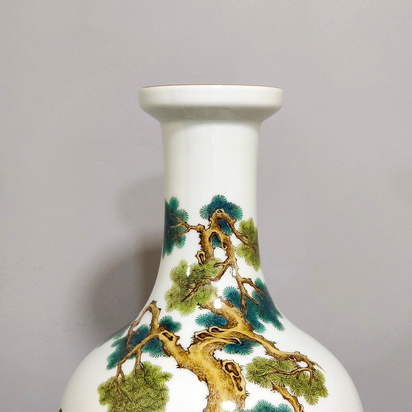 Qing Dynasty Yongzheng Olive vase with stories about characters