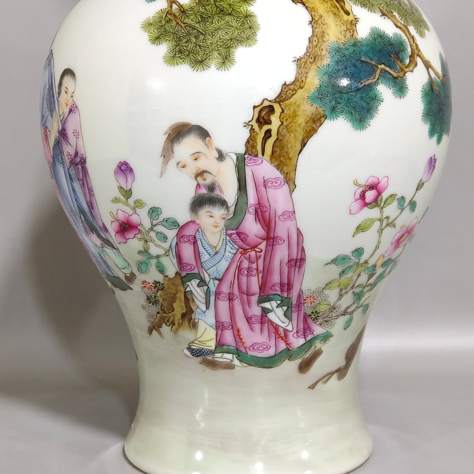 Qing Dynasty Yongzheng Olive vase with stories about characters