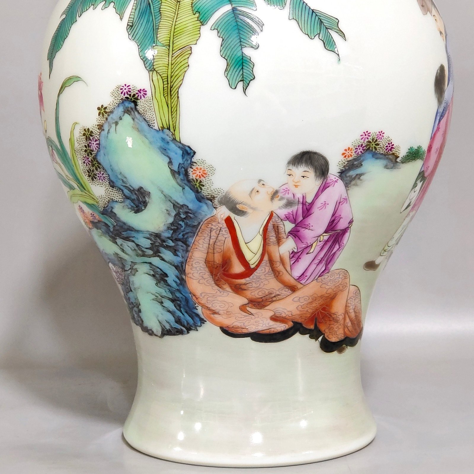 Qing Dynasty Yongzheng Olive vase with stories about characters