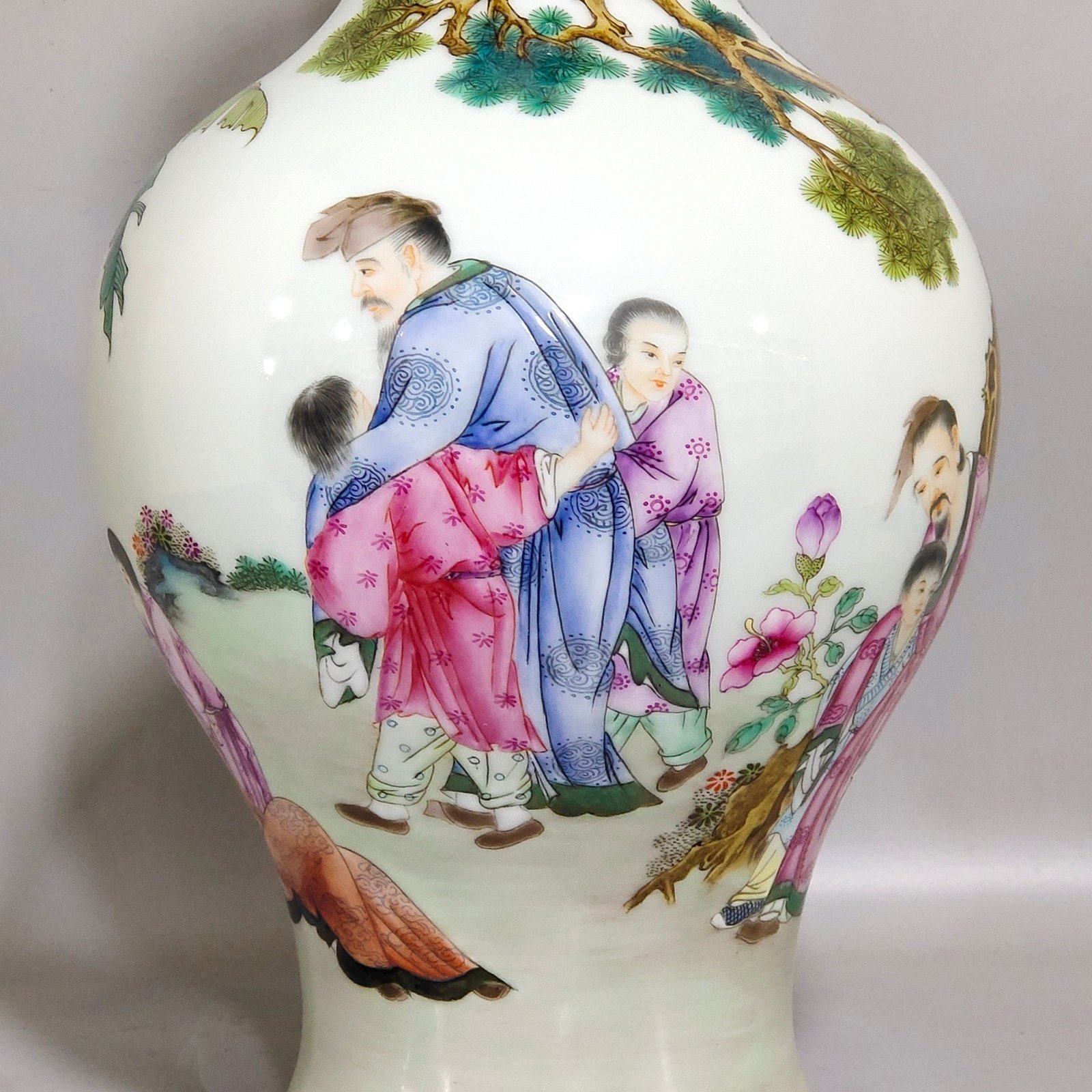 Qing Dynasty Yongzheng Olive vase with stories about characters