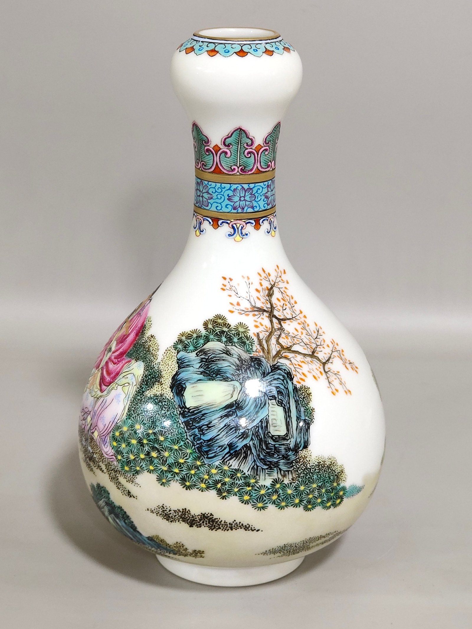 Qing Dynasty Yongzheng Garlic vase with stories about figures