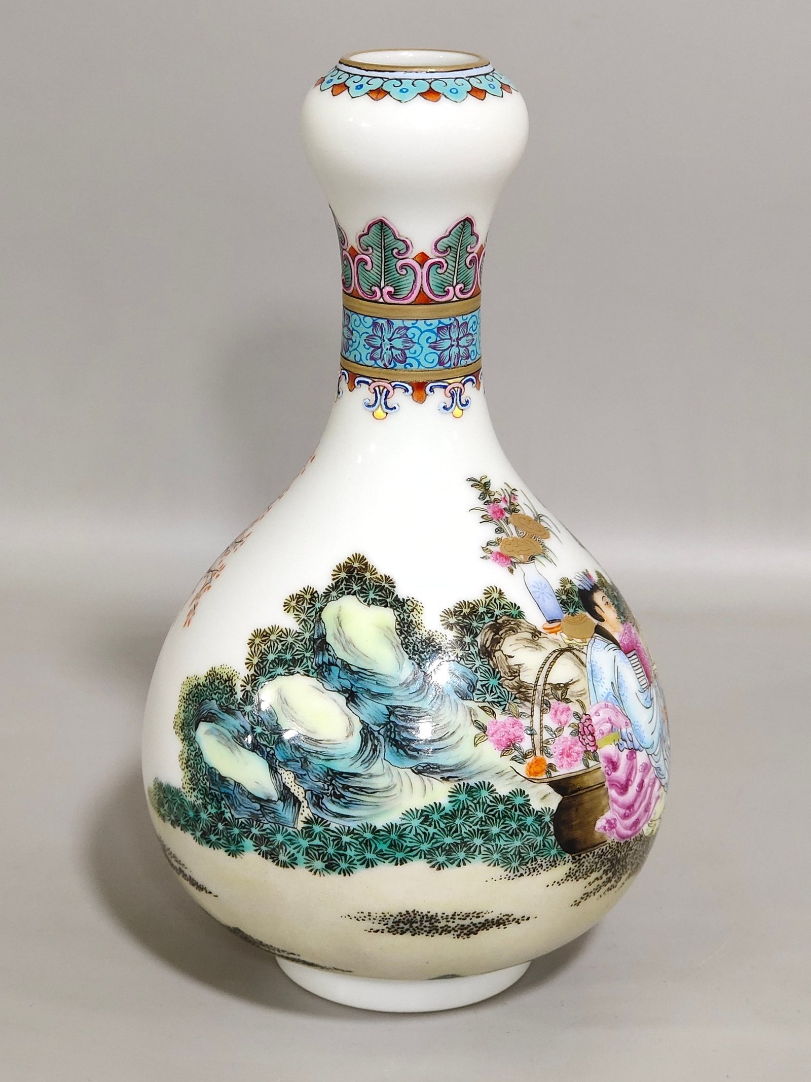 Qing Dynasty Yongzheng Garlic vase with stories about figures