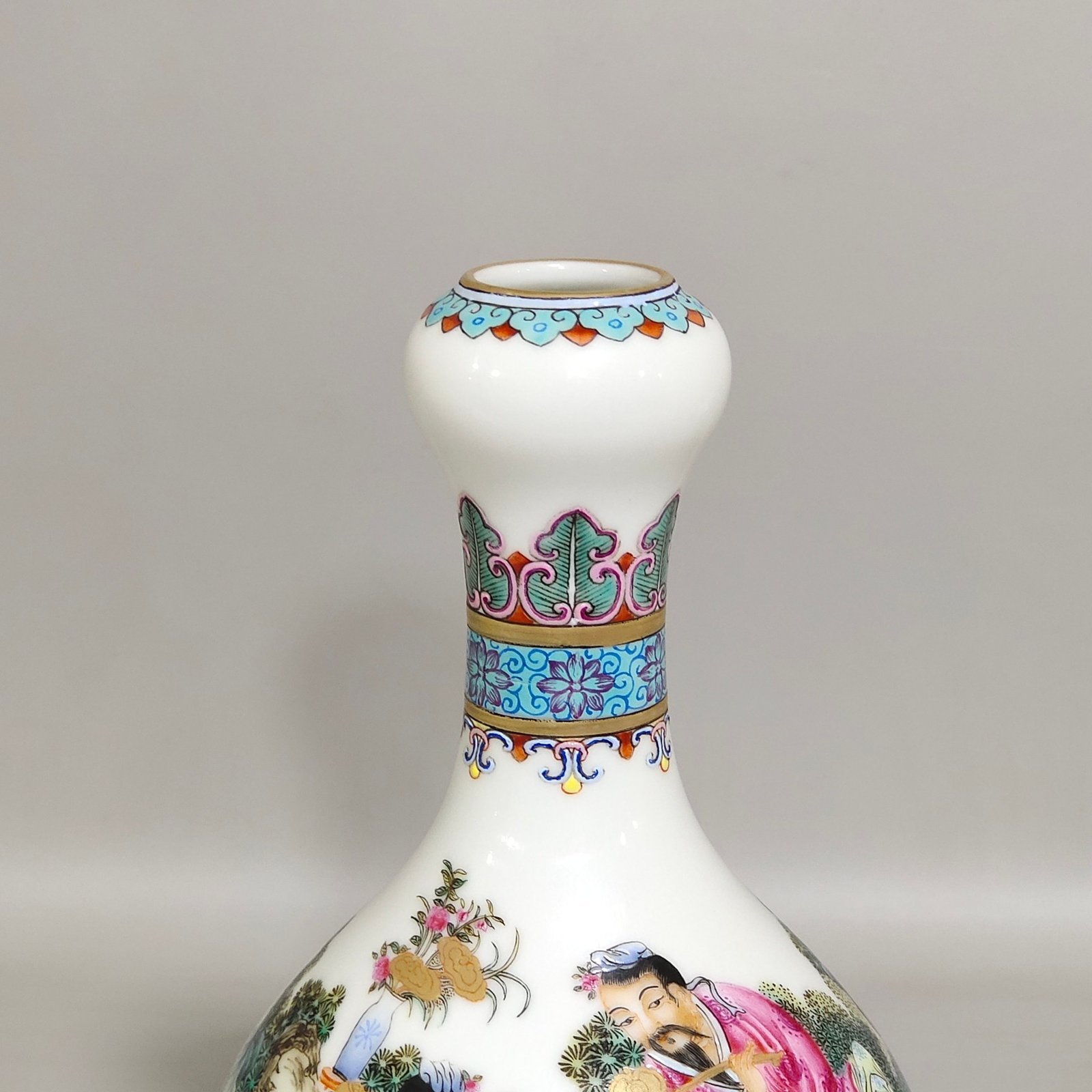 Qing Dynasty Yongzheng Garlic vase with stories about figures