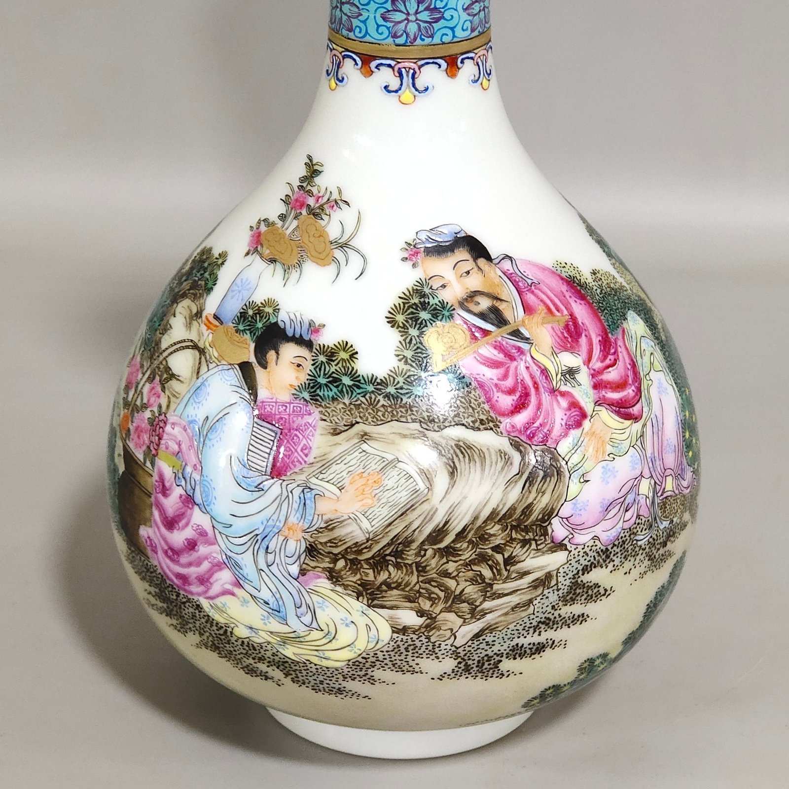 Qing Dynasty Yongzheng Garlic vase with stories about figures