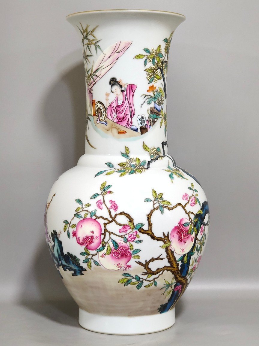 Qing Dynasty Yongzheng figure-motif huagu vase
