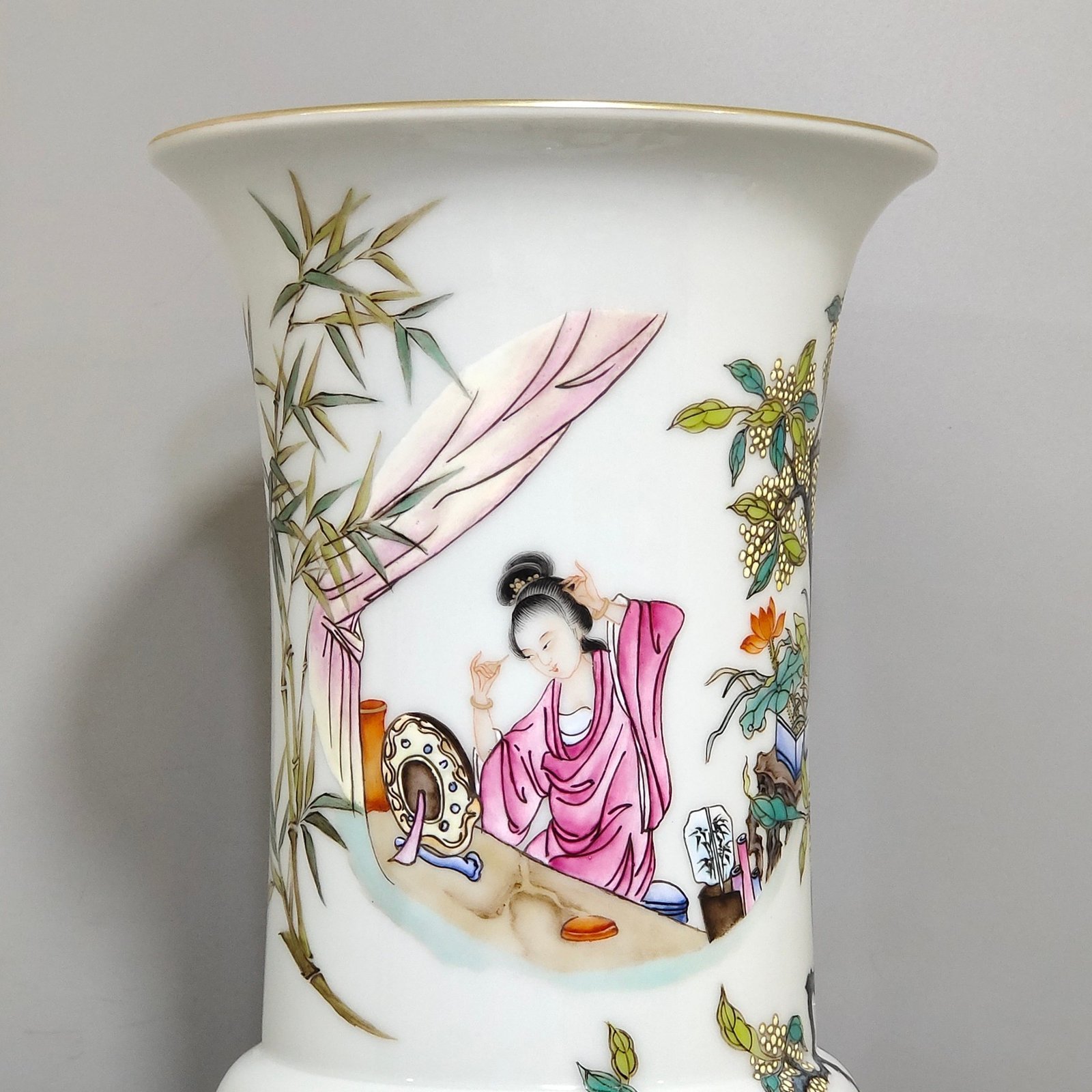 Qing Dynasty Yongzheng figure-motif huagu vase