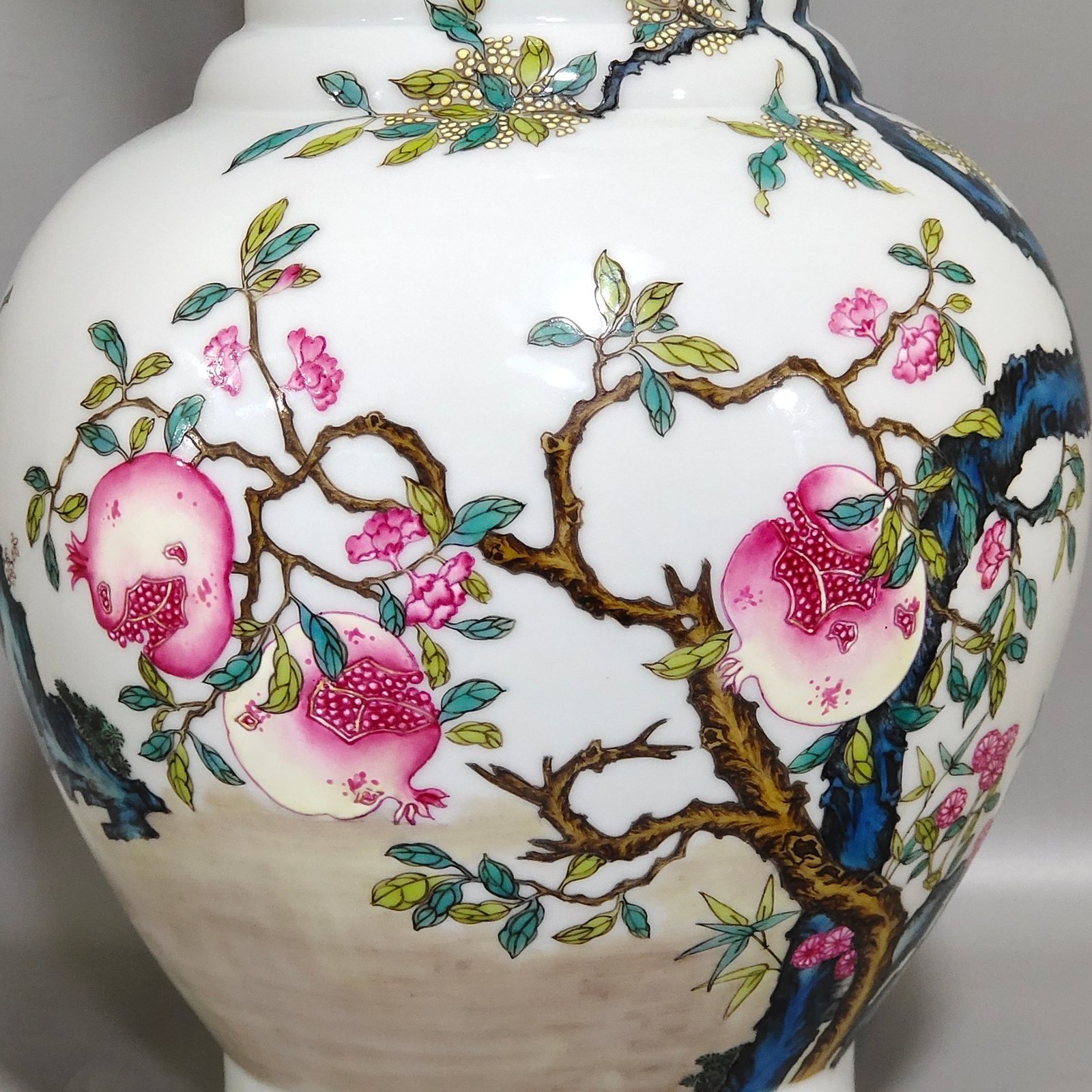 Qing Dynasty Yongzheng figure-motif huagu vase