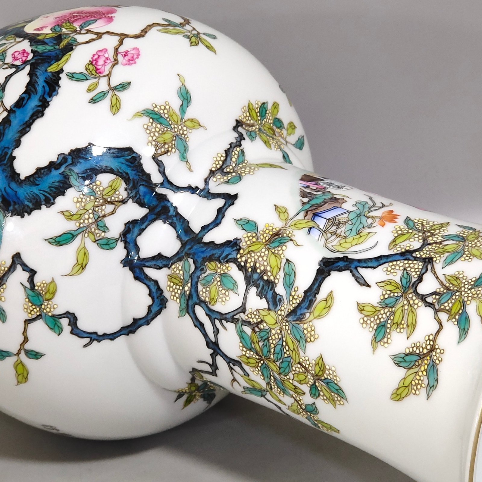 Qing Dynasty Yongzheng figure-motif huagu vase