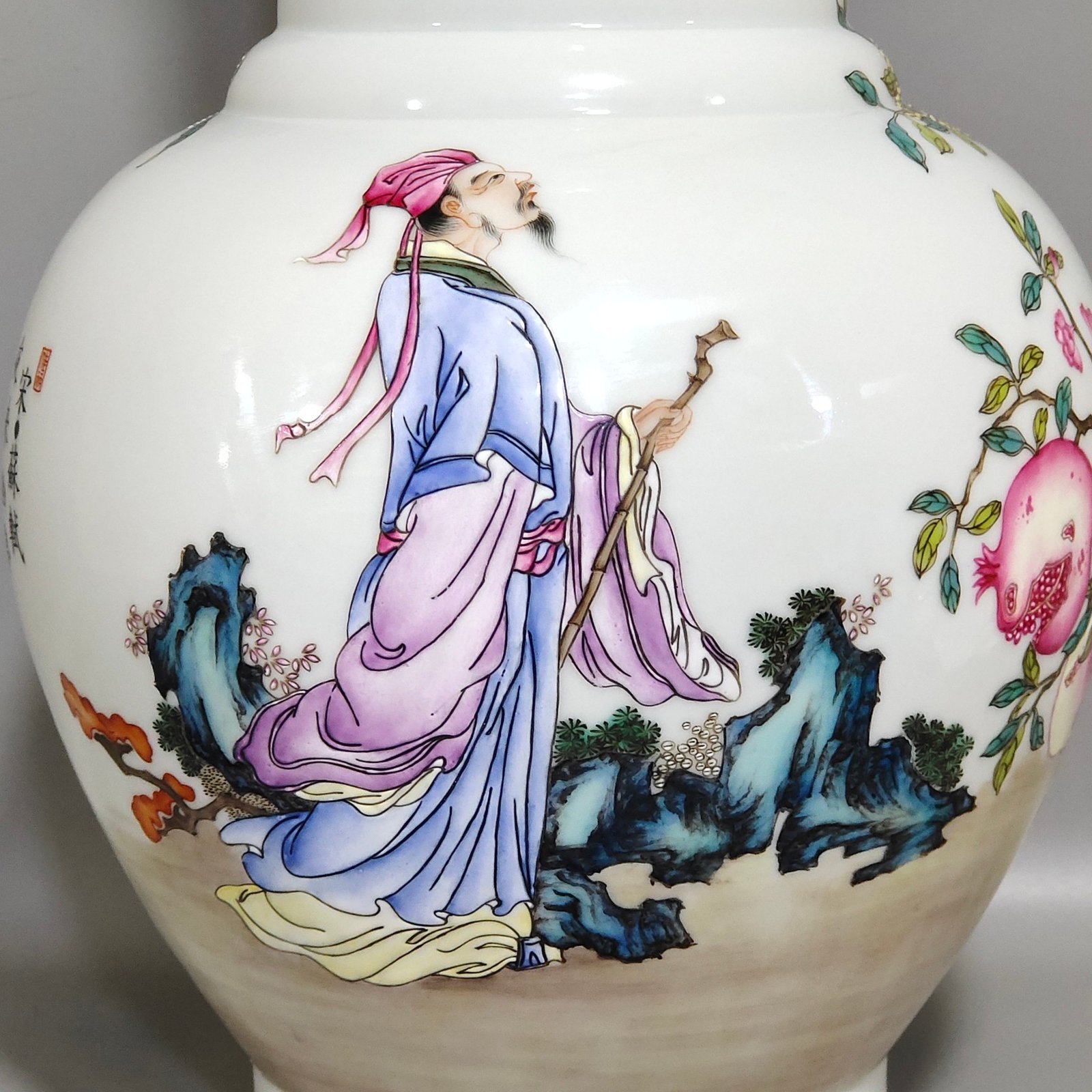 Qing Dynasty Yongzheng figure-motif huagu vase