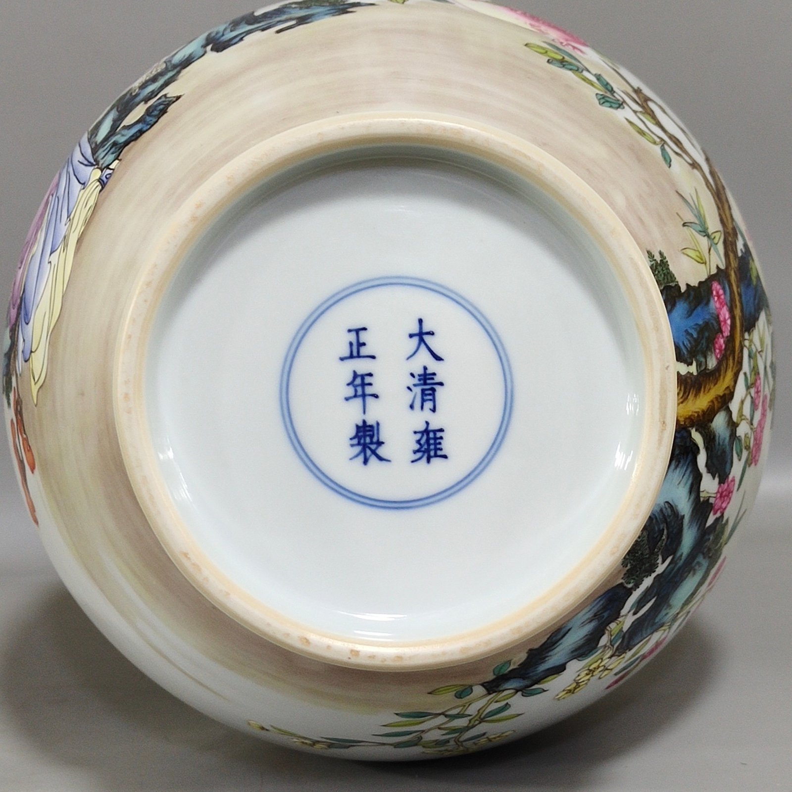 Qing Dynasty Yongzheng figure-motif huagu vase