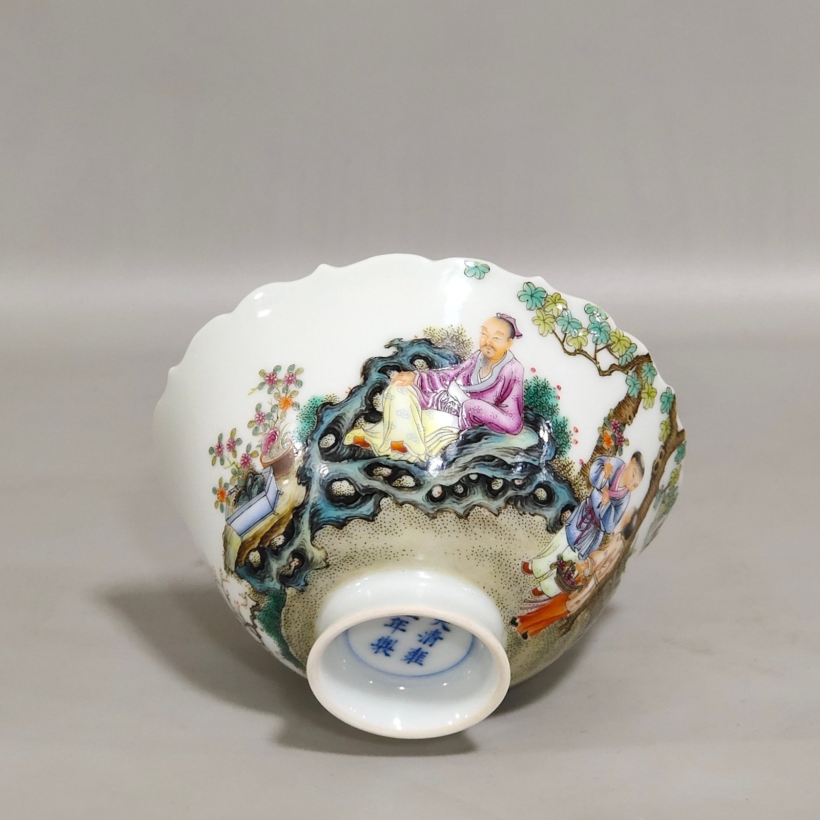 Qing Dynasty Yongzheng character story cup with mouth