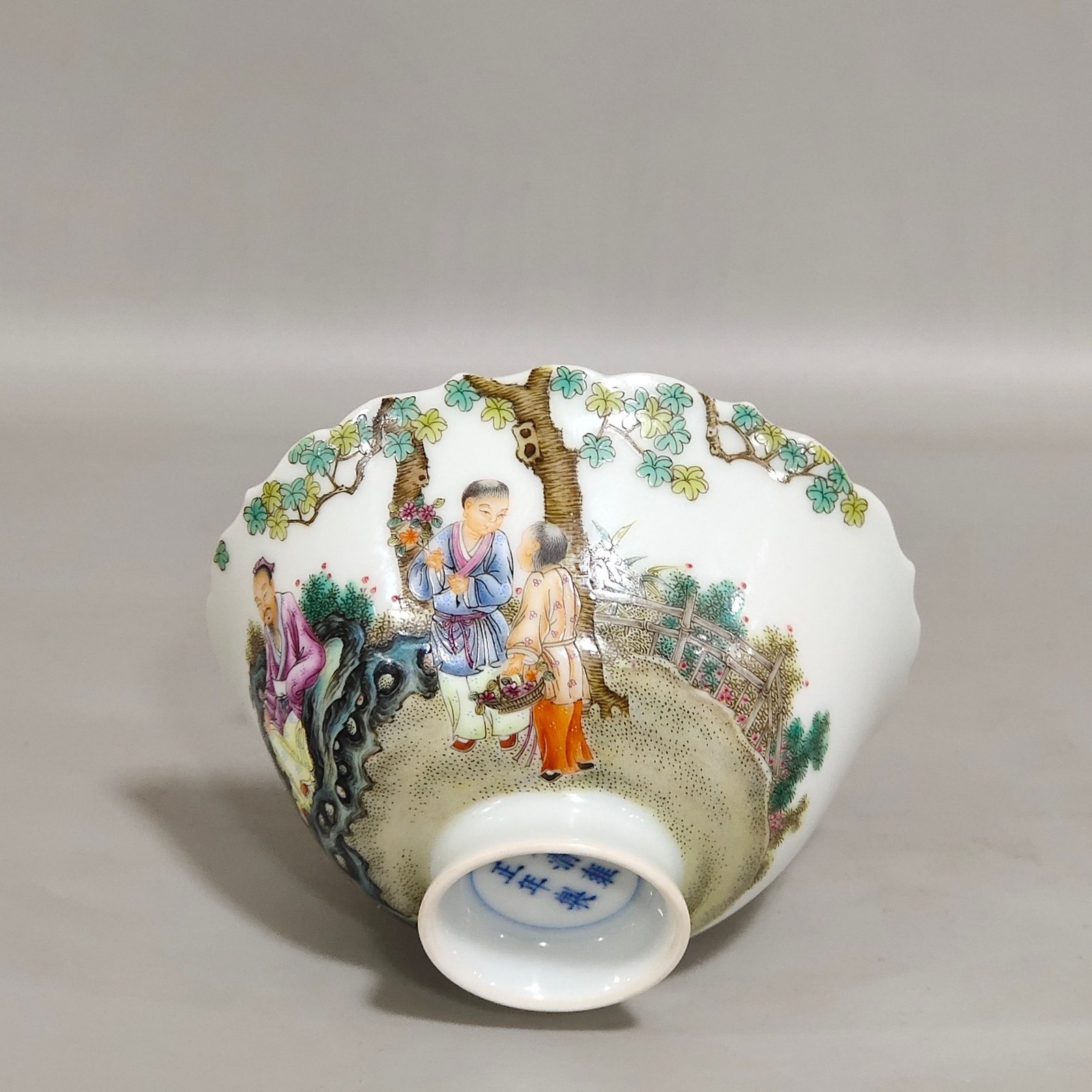 Qing Dynasty Yongzheng character story cup with mouth